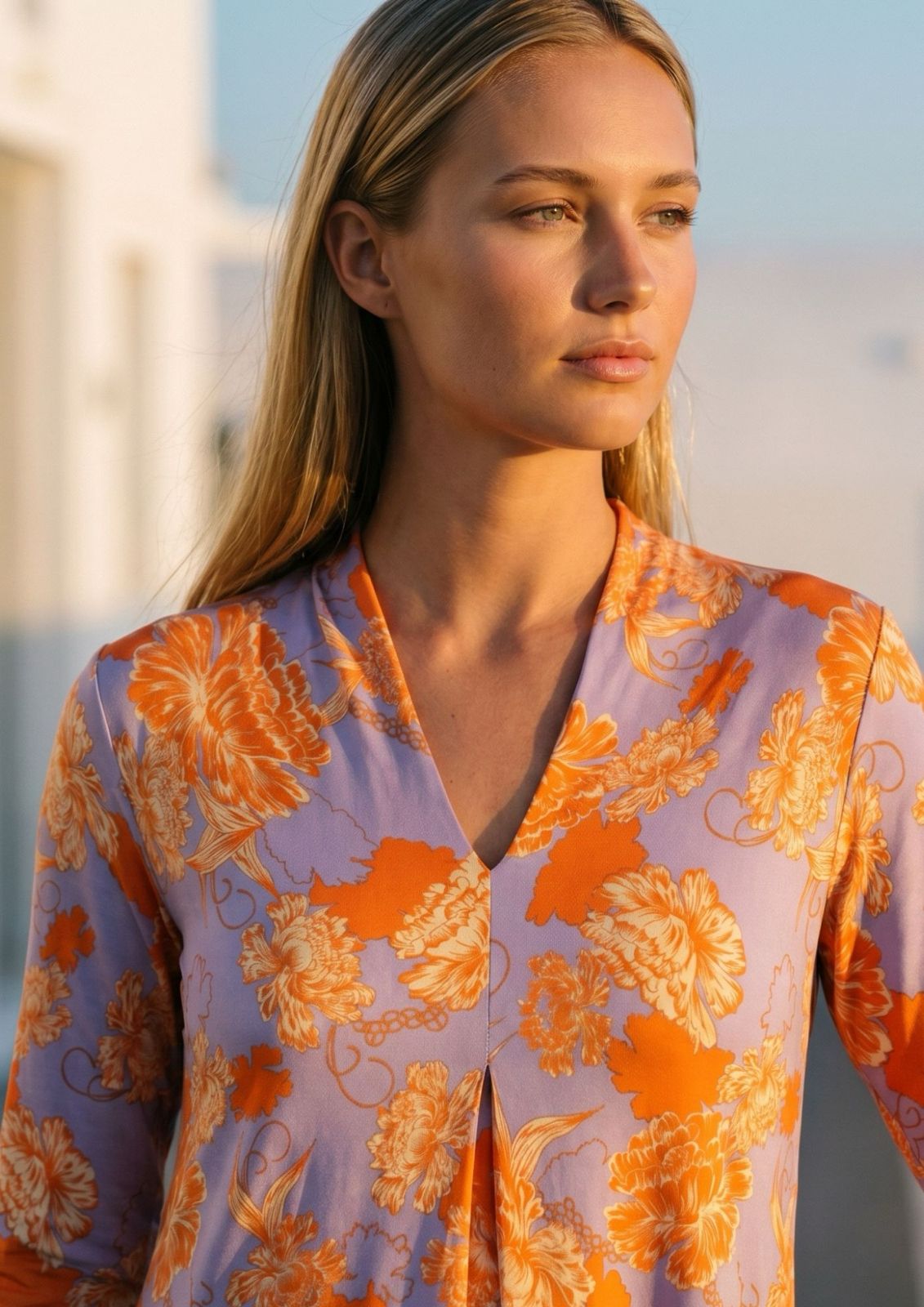 KI generiertes Modell auf Santorini im Kleid Happy im Print Fleurs Orange Close Up Ausschnitt vom Hamburger Modelabel stegmann mode