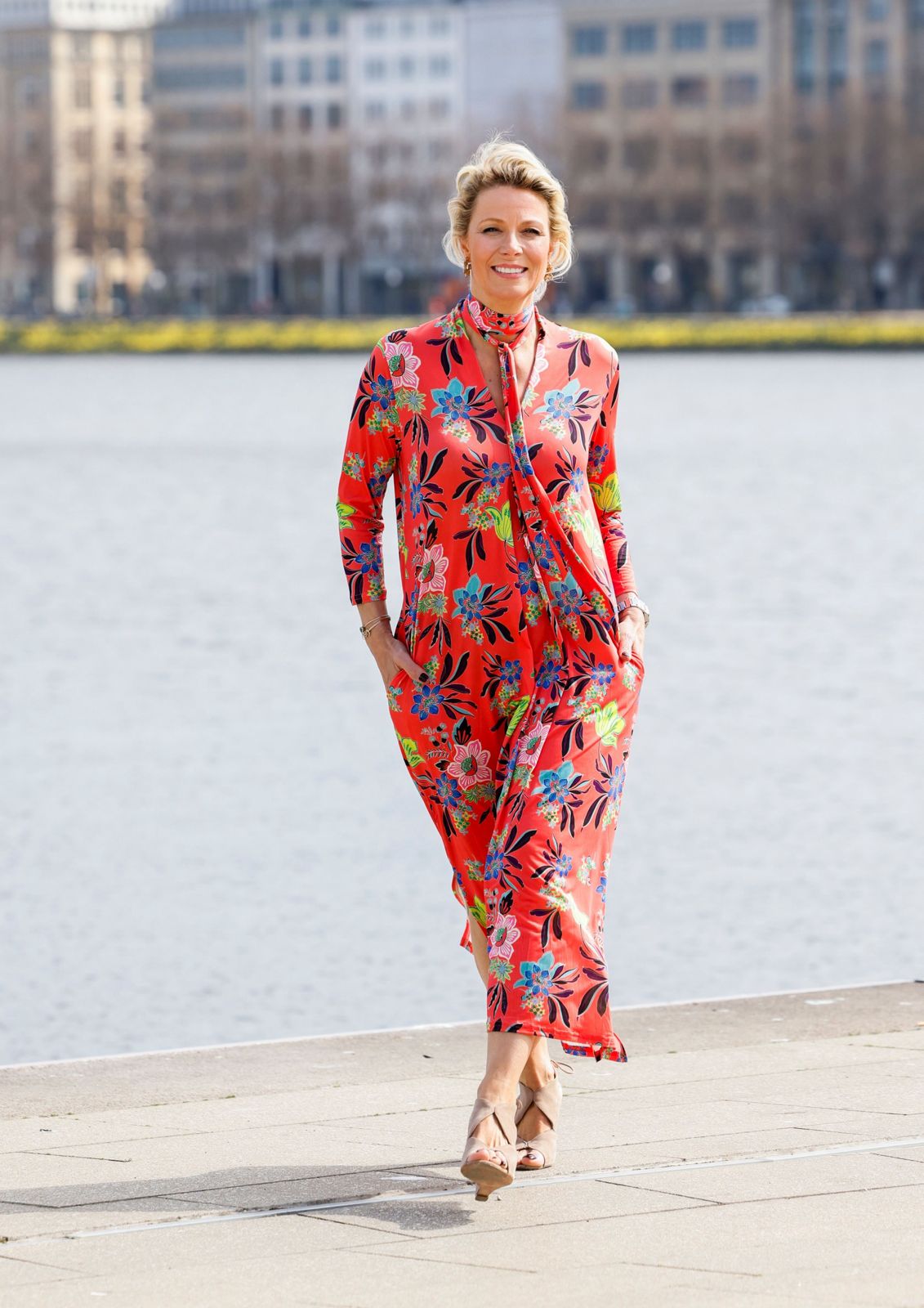 Frau vor Hamburger Alster im Kleid Happy im Print Floralis vom Hamburger Modelabel stegmann mode