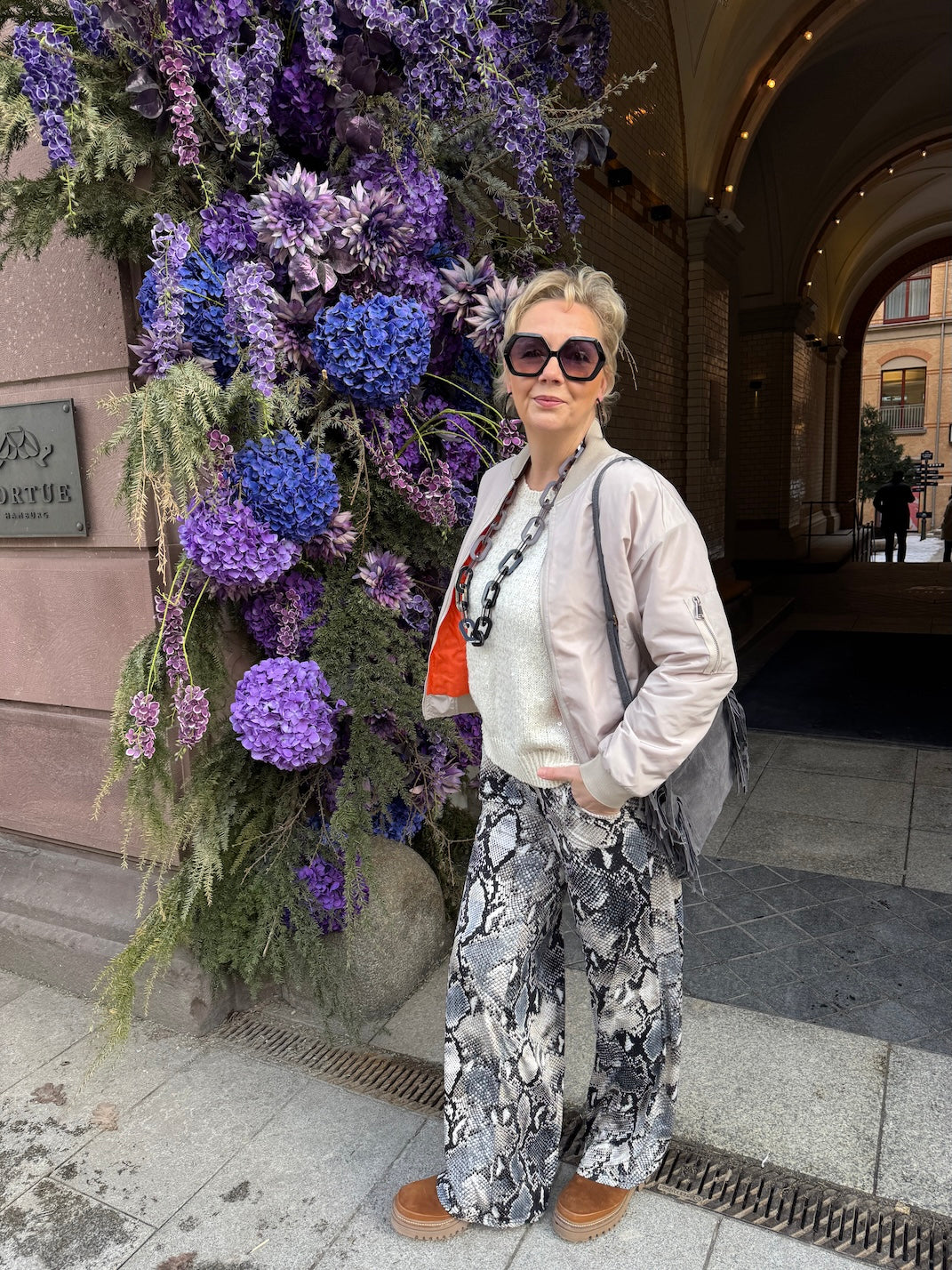 Frau im urbanen Umfeld mit leichter Bomberjacke vom Hamburger Modelabel stegmann mode