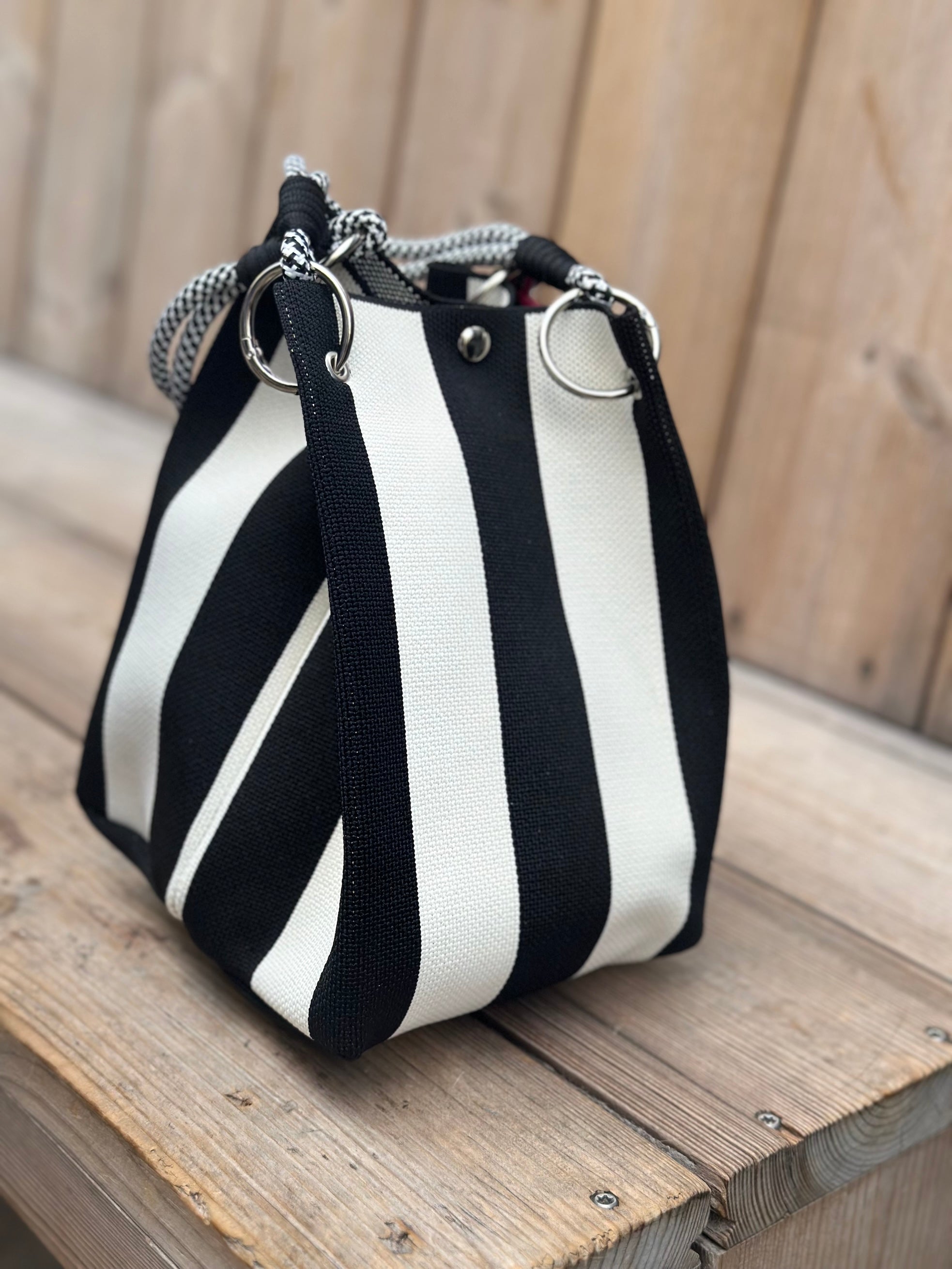 Canvas Bucket Bag schwarz weiß gestreift vom Hamburger Modelabel Stegmann Mode