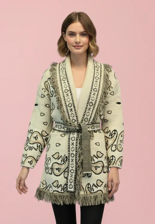 KI generiertes Modell im Studio in der Jacke Paisly lang in der Farbe Ecru vom Hamburger Modelabel stegmann mode