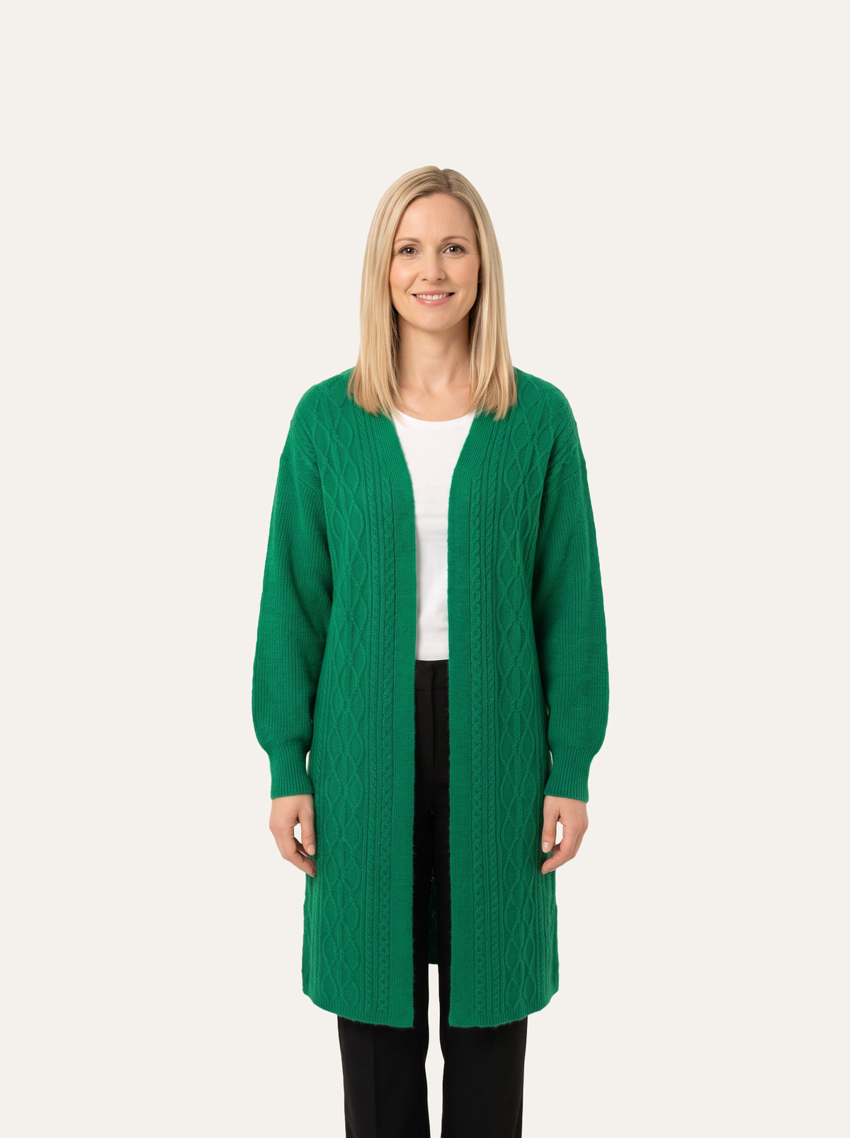 KI generiertes Modell im hellen Studio in der langen Strickjacke Hedi in der Farbe Grün vom Hamburger Modelabel Stegmann Mode