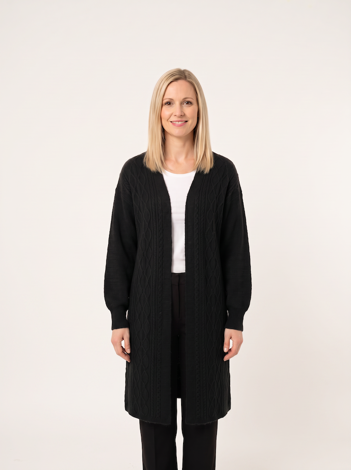 KI generiertes Modell im hellen Studio in der langen Strickjacke Hedi in der Farbe Schwarz vom Hamburger Modelabel Stegmann Mode