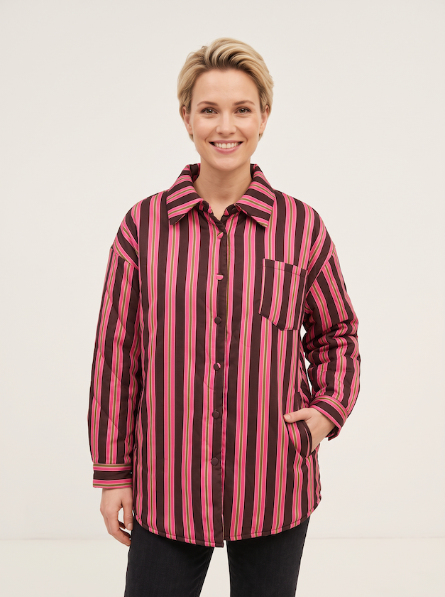 KI generiertes Modell im hellen Studio in der Jacke Jona in der Farbe pink / braun vom Hamburger Modelabel Stegmann Mode