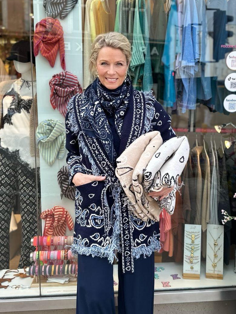 Frau vor Stegmann Geschäft in der Jacke Paisly lang in der Farbe Marine vom Hamburger Modelabel stegmann mode