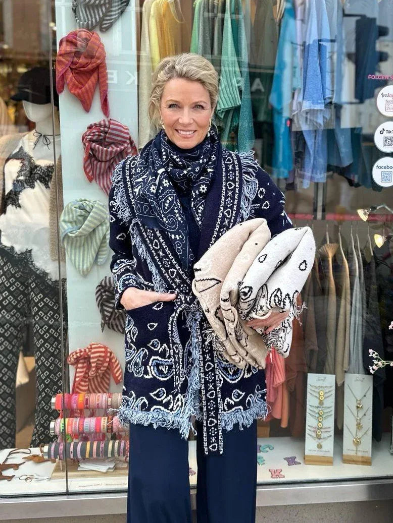 Frau vor Stegmann Geschäft in der Jacke Paisly lang in der Farbe Marine vom Hamburger Modelabel stegmann mode