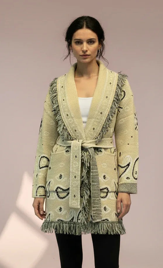 KI generiertes Modell im Studio in der Jacke Paisly lang in der Farbe Sand vom Hamburger Modelabel stegmann mode