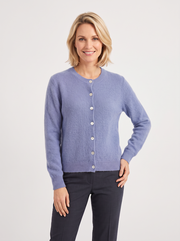 KI generiertes Modell in der Strickjacke Jackie in der Farbe Jeansblau vom Hamburger Modelabel Stegmann Mode