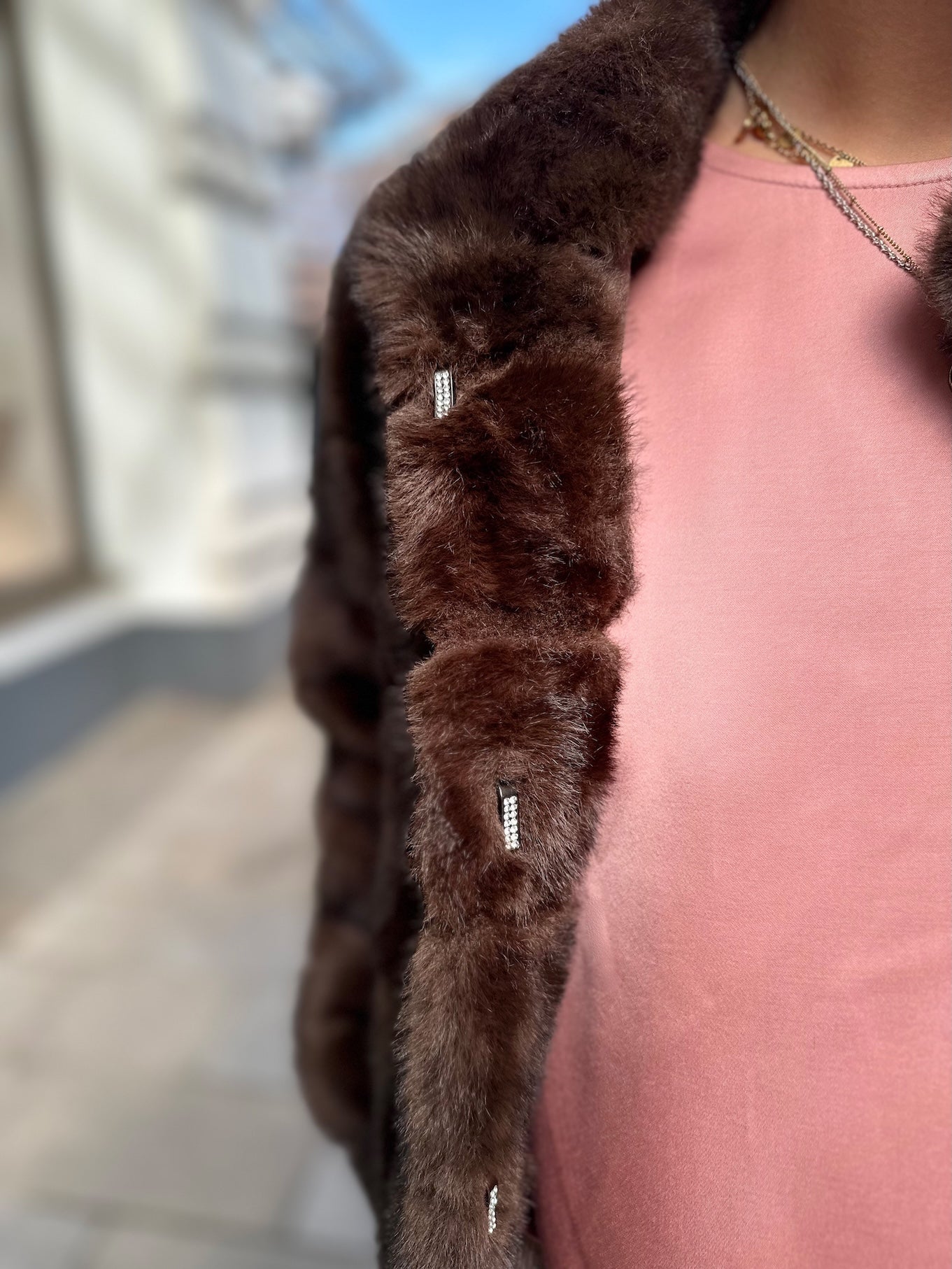 Close Up Knopfleiste von kurzer Funfur Jacke in Braun im Jacky O. Style vom Hamburger Modelabel stegmann mode