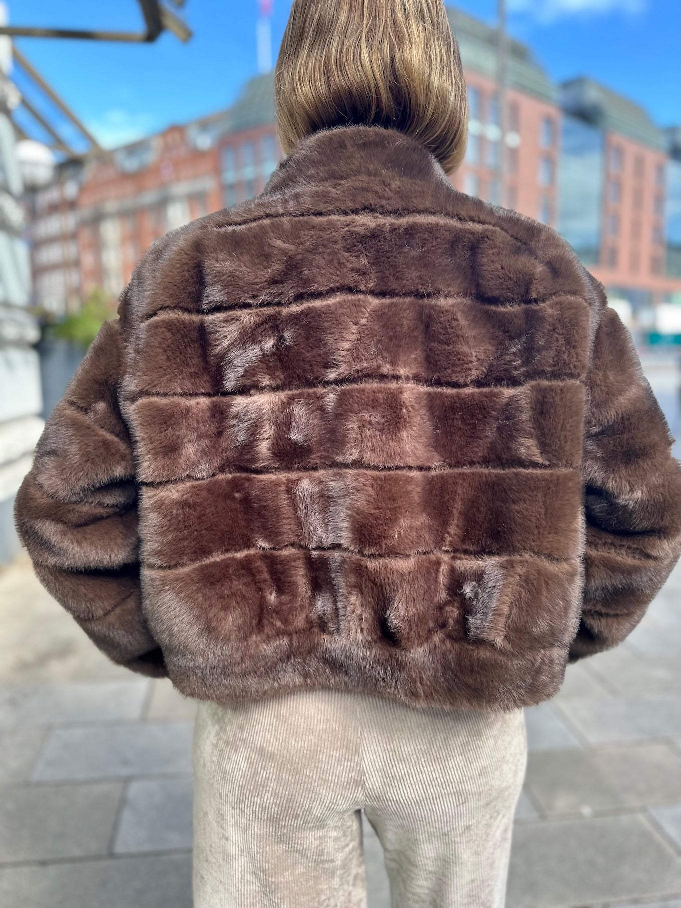 Rückansicht von kurzer Funfur Jacke in Braun im Jacky O. Style vom Hamburger Modelabel stegmann mode