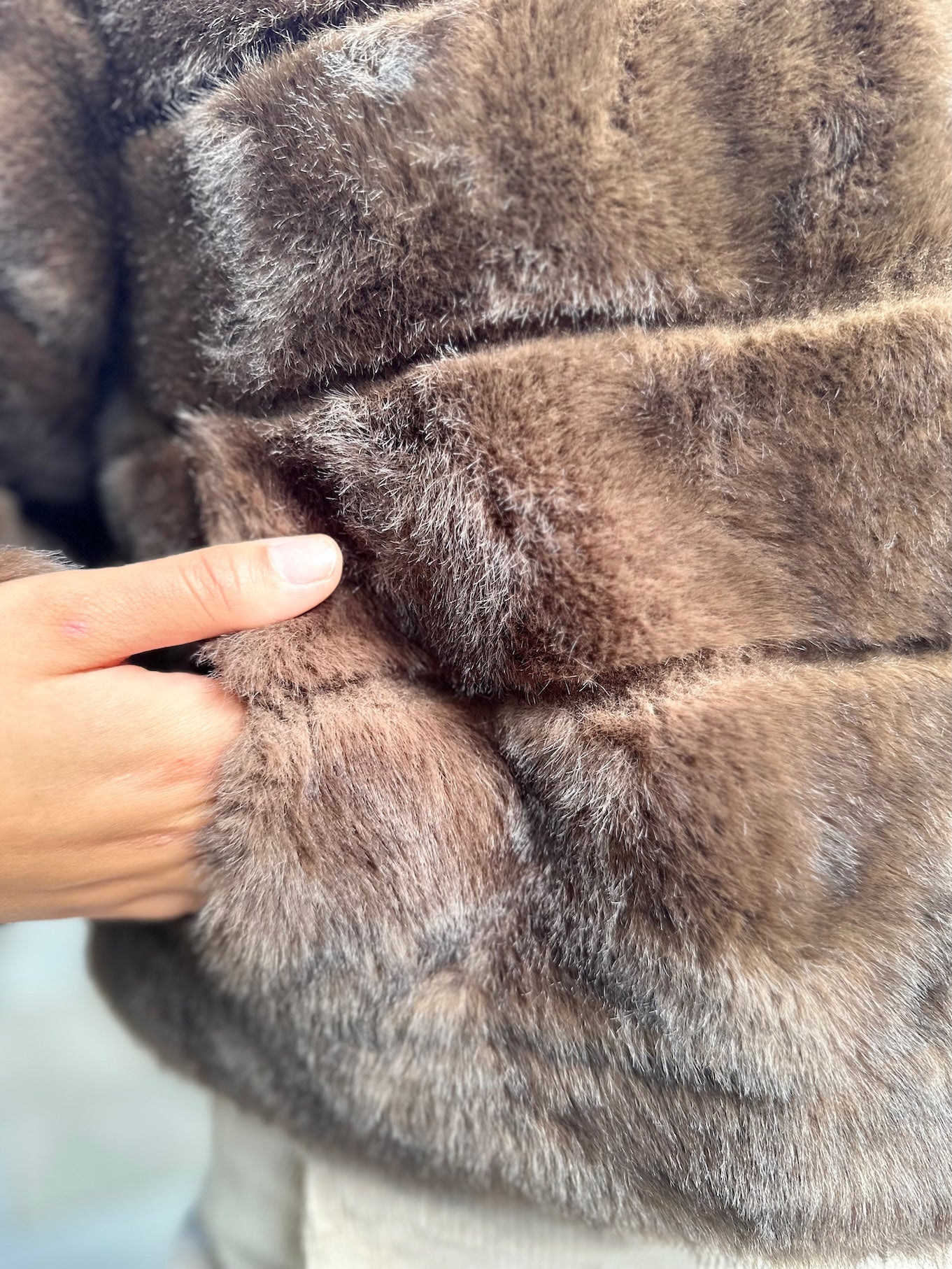 Close Up Tasche von kurzer Funfur Jacke in Braun im Jacky O. Style vom Hamburger Modelabel stegmann mode