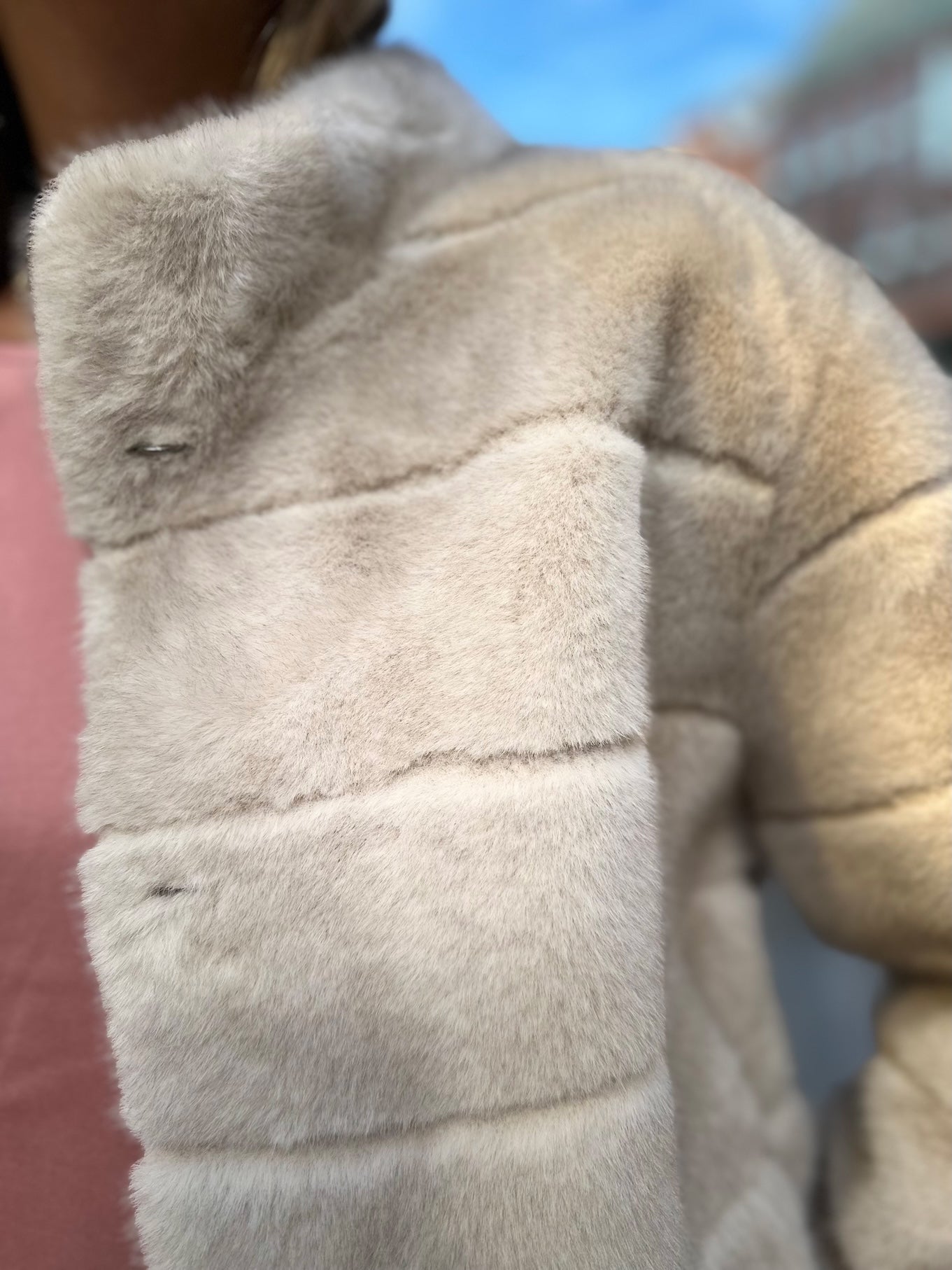 Close Up Kragen von kurzer Funfur Jacke in Creme im Jacky O. Style vom Hamburger Modelabel stegmann mode