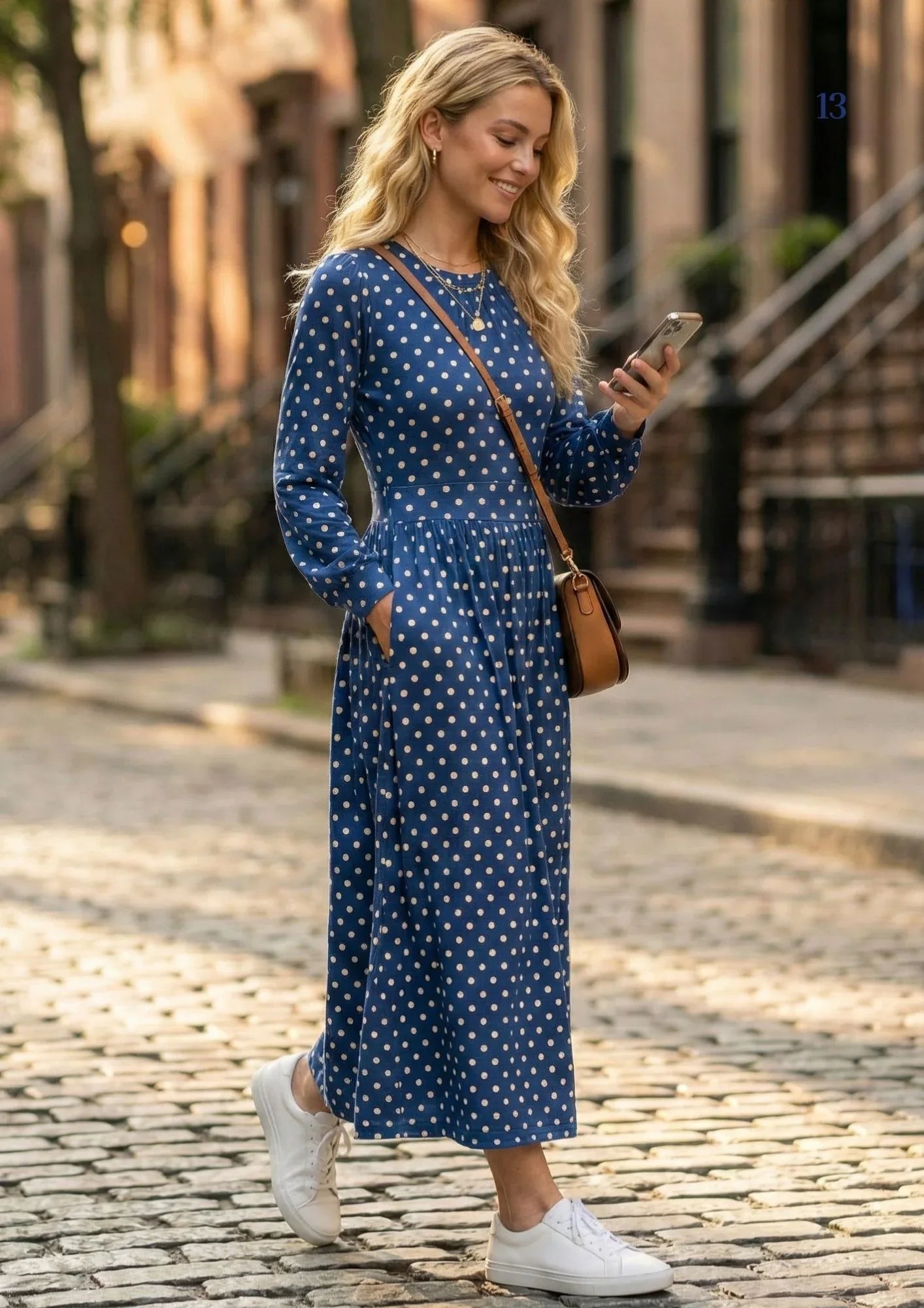 KI Modell im urbanen Umfeld im Kleid Jeany im Print Dotty Bleu vom Hamburger Modelabel stegmann mode