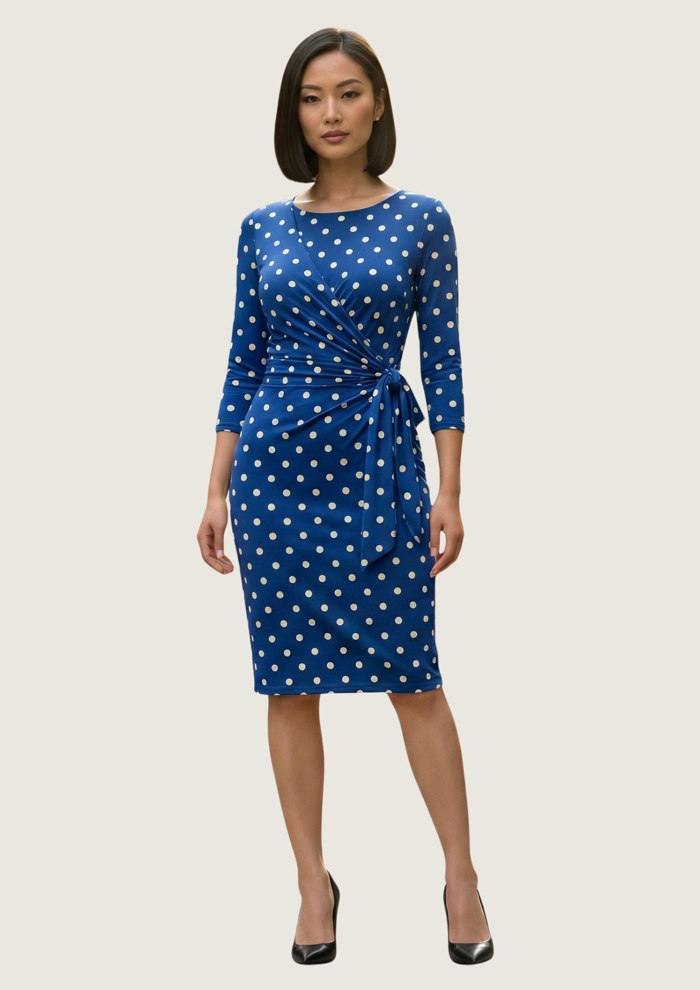 KI Modell im Studio im Kleid Julia im Print Dotty Bleu vom Hamburger Modelabel stegmann mode