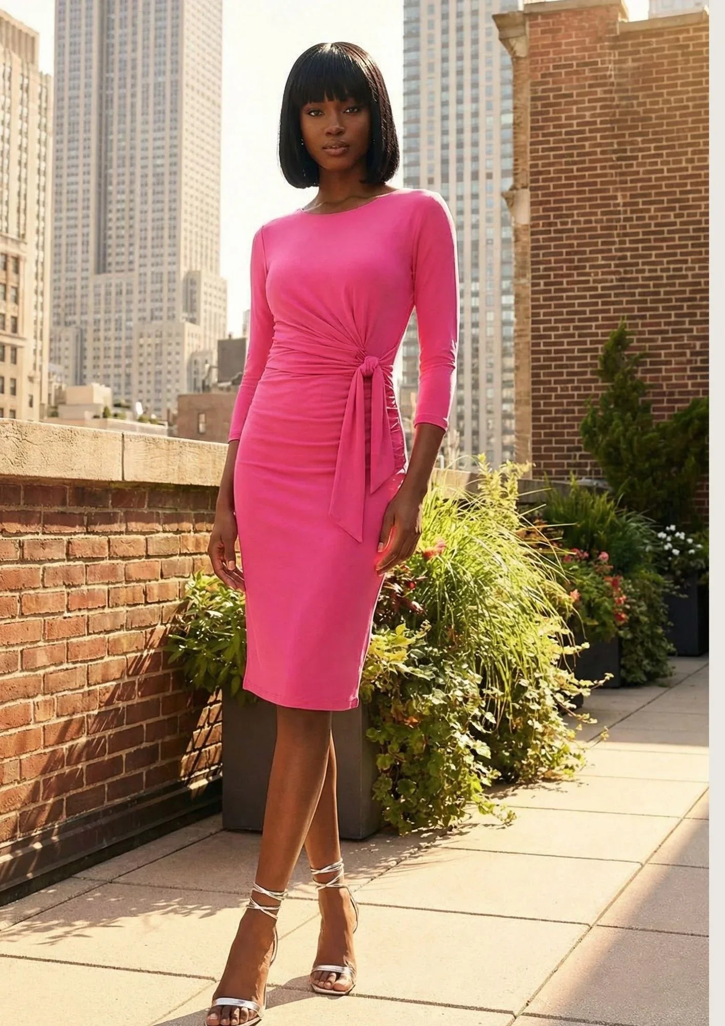 KI Modell im urbanen Umfeld im Kleid Julia im Print Fuchsia vom Hamburger Modelabel stegmann mode