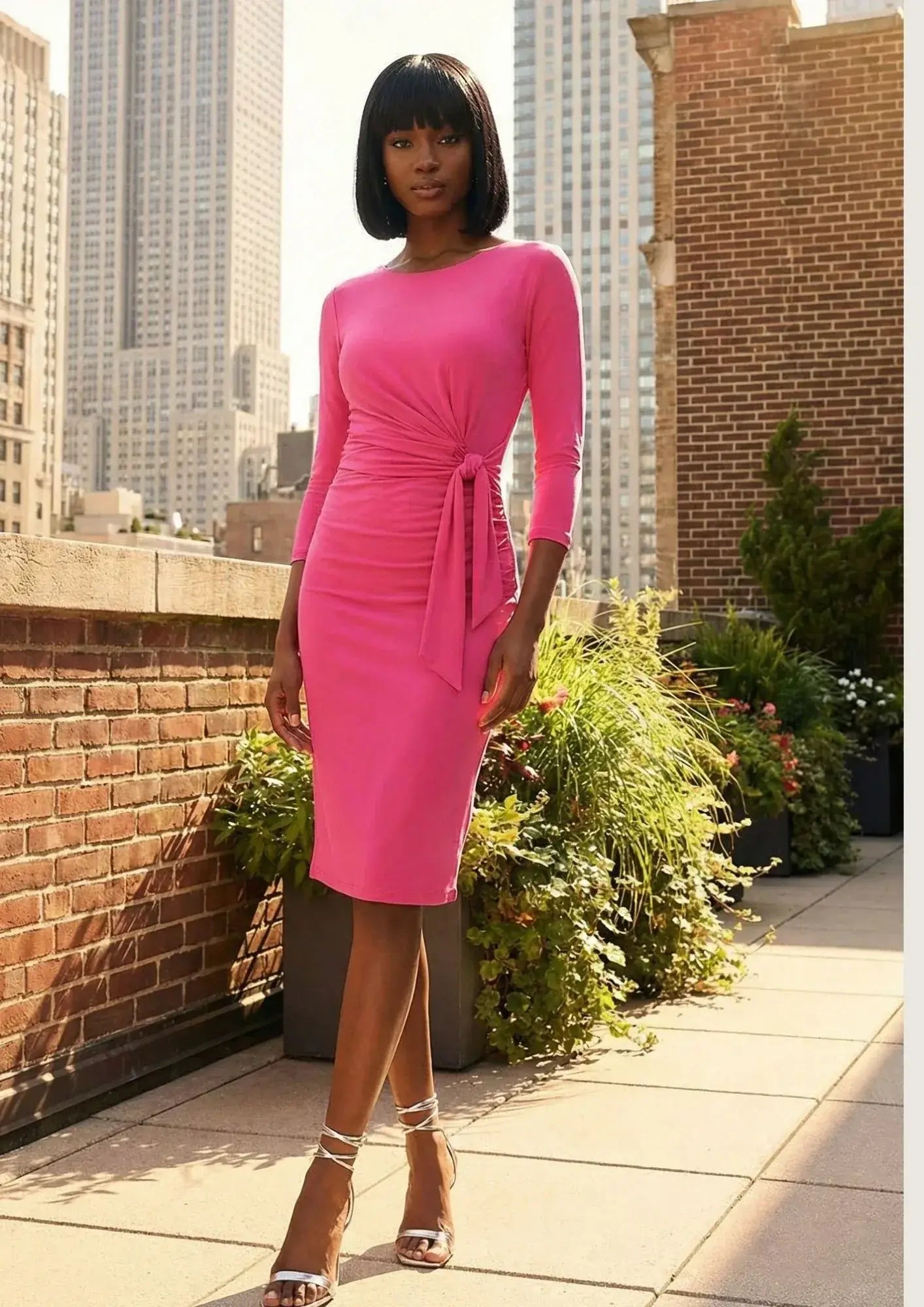 KI Modell im urbanen Umfeld im Kleid Julia im Print Fuchsia vom Hamburger Modelabel stegmann mode