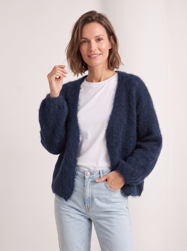 KI generiertes Modell im hellen Studio in der Kid Mohair Strickjacke in Farbe Blau vom Hamburger Modelabel Stegmann Mode
