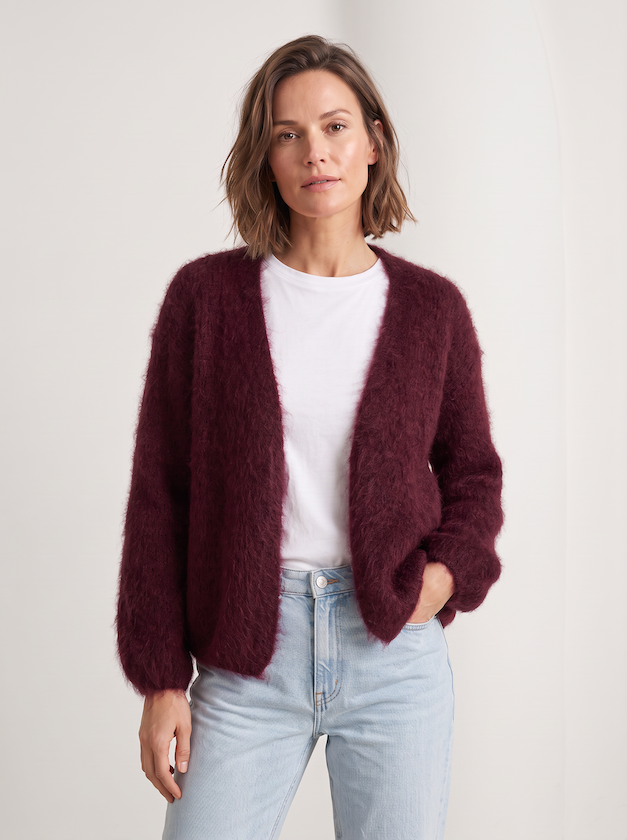 KI generiertes Modell im hellen Studio in der Kid Mohair Strickjacke in Farbe Bordeaux vom Hamburger Modelabel Stegmann Mode