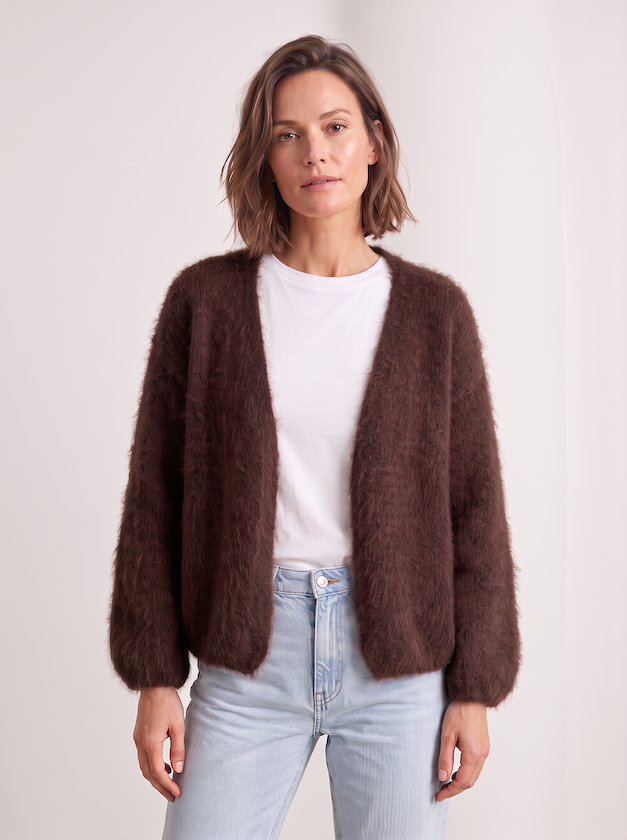 KI generiertes Modell im hellen Studio in der Kid Mohair Strickjacke in Farbe Braun vom Hamburger Modelabel Stegmann Mode
