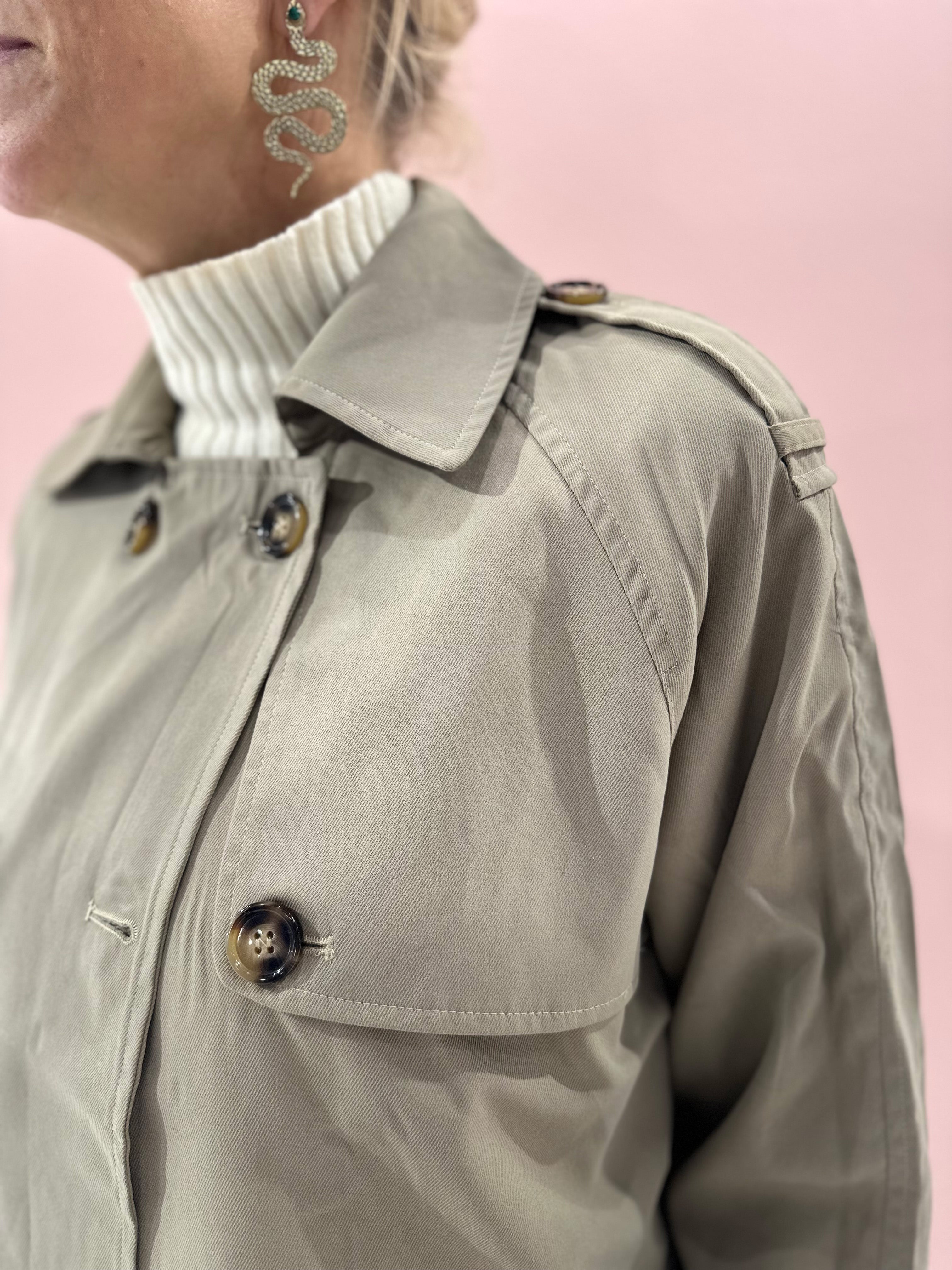 Kurze Jacke in Trenchstyle vom Hamburger Modelabel stegmann mode