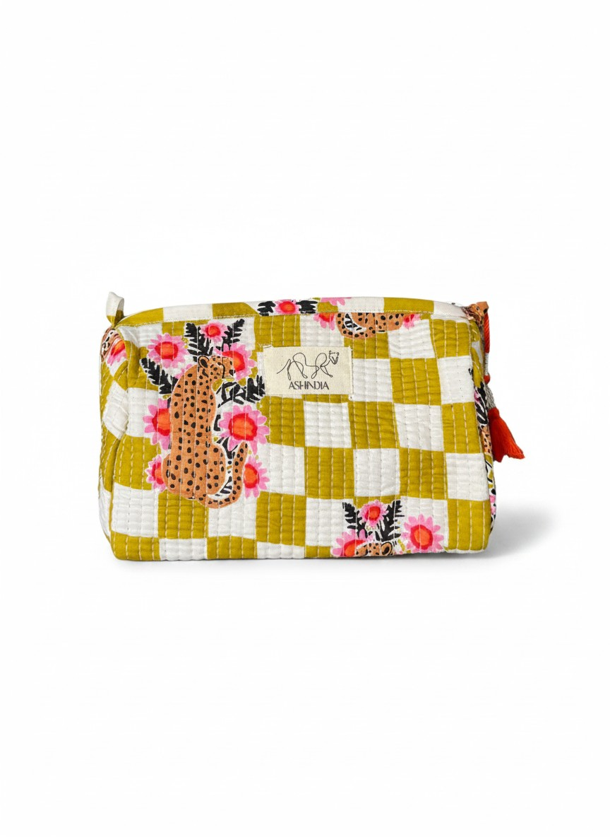 Produktfoto von Kosmetiktasche mit Muster Leopard Karo in der Größe mittel vom Hamburger Modelabel Stegmann Mode