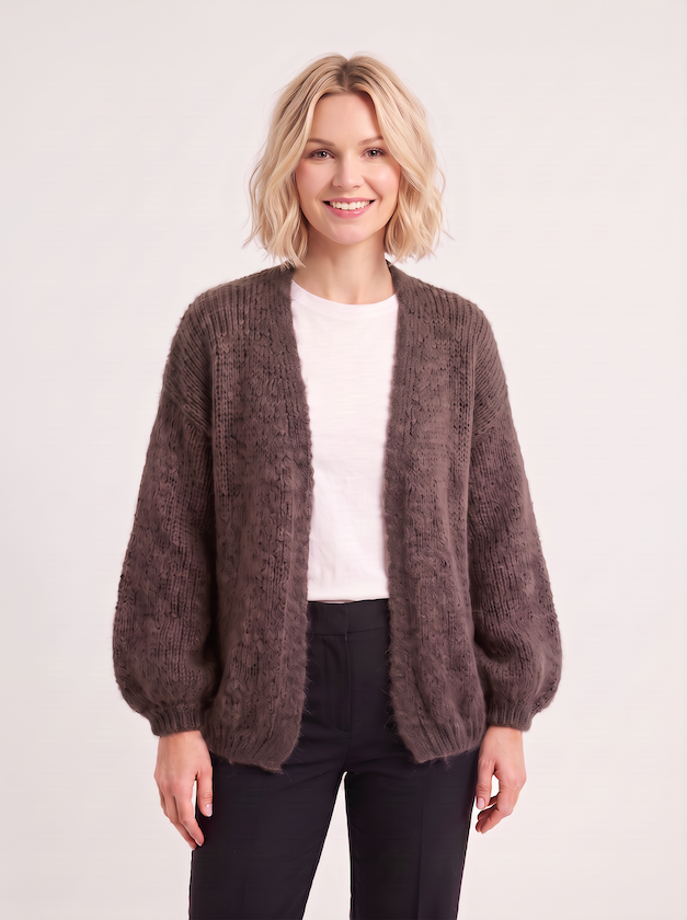 KI generiertes Modell in einem hellen Studio in der Strickjacke Lilli in der Farbe braun vom Hamburger Modelabel Stegmann Mode