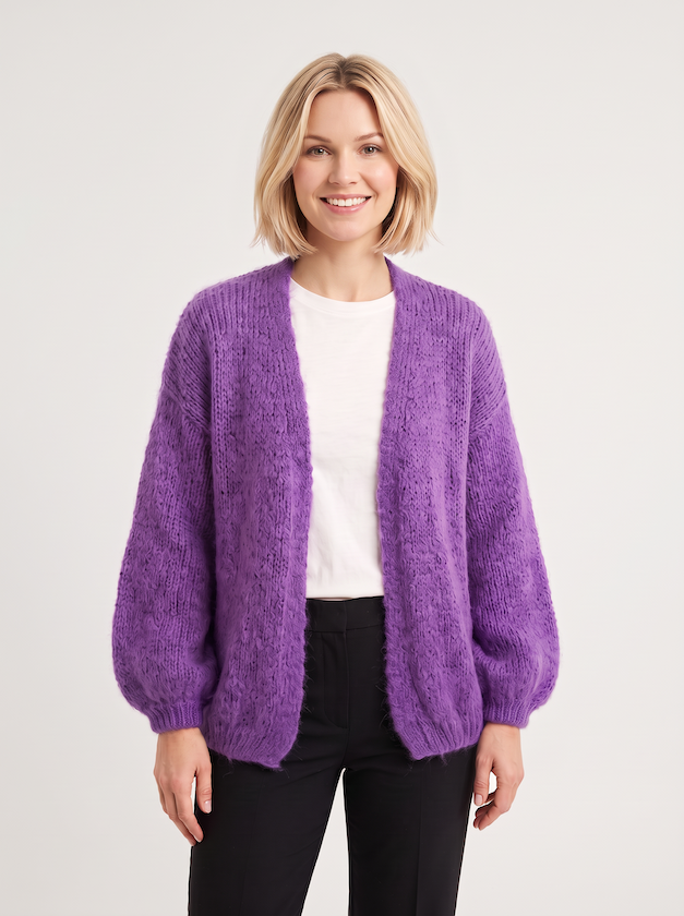 KI generiertes Modell in einem hellen Studio in der Strickjacke Lilli in der Farbe lila vom Hamburger Modelabel Stegmann Mode