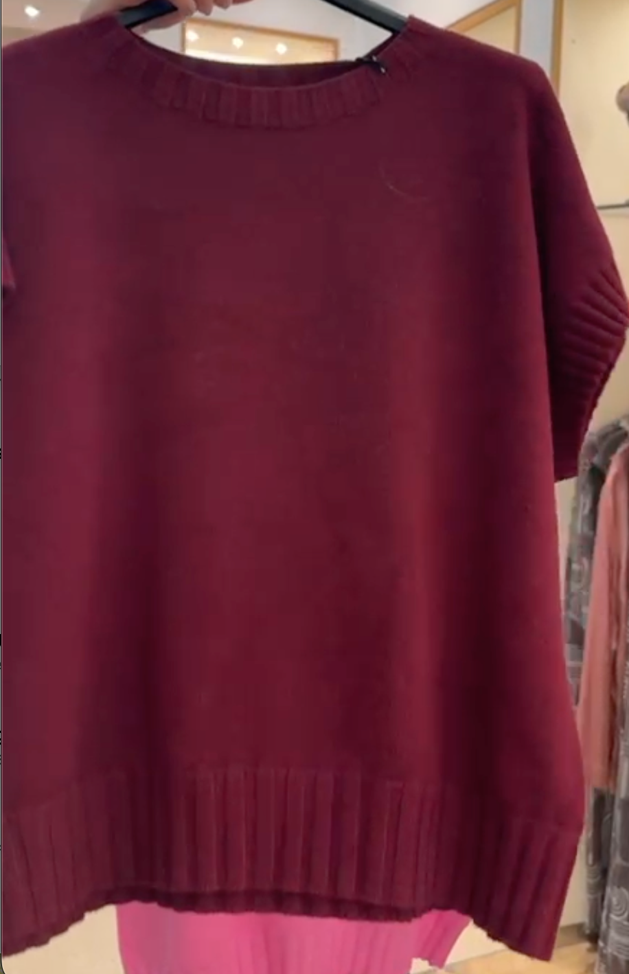 Produktfoto vom weichen Pullunder in der Farbe Burgundy vom Hamburger Modelabel stegmann mode