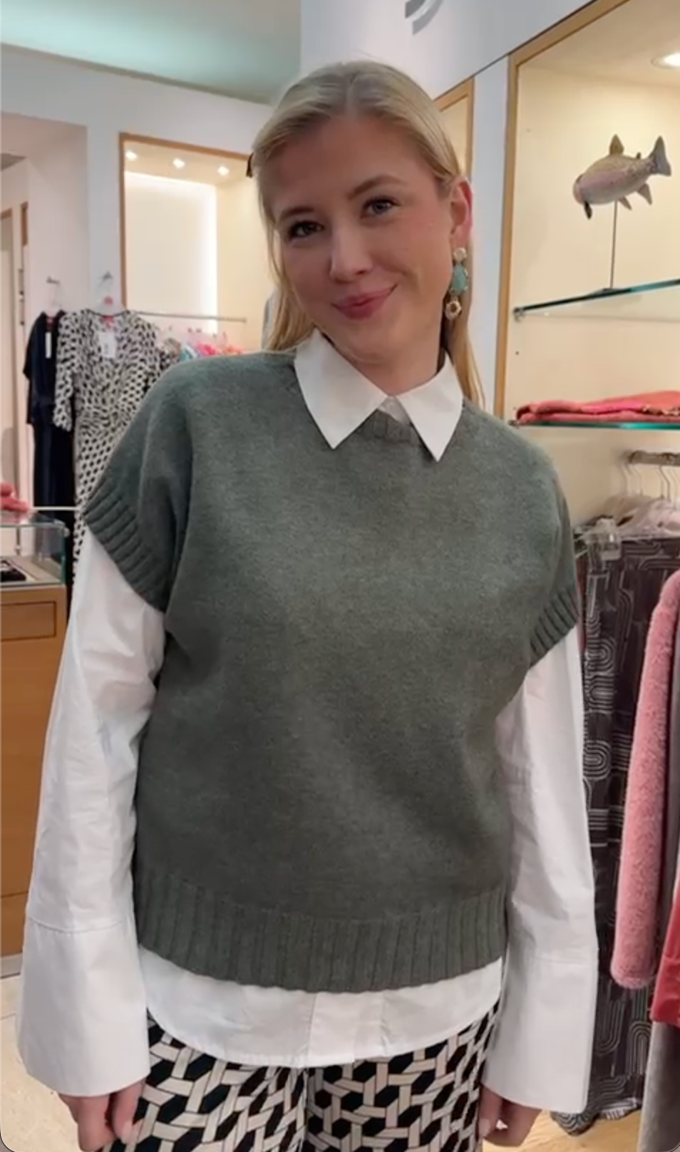 Junge Frau im weichen Pullunder Lotta vom Hamburger Modelabel stegmann mode