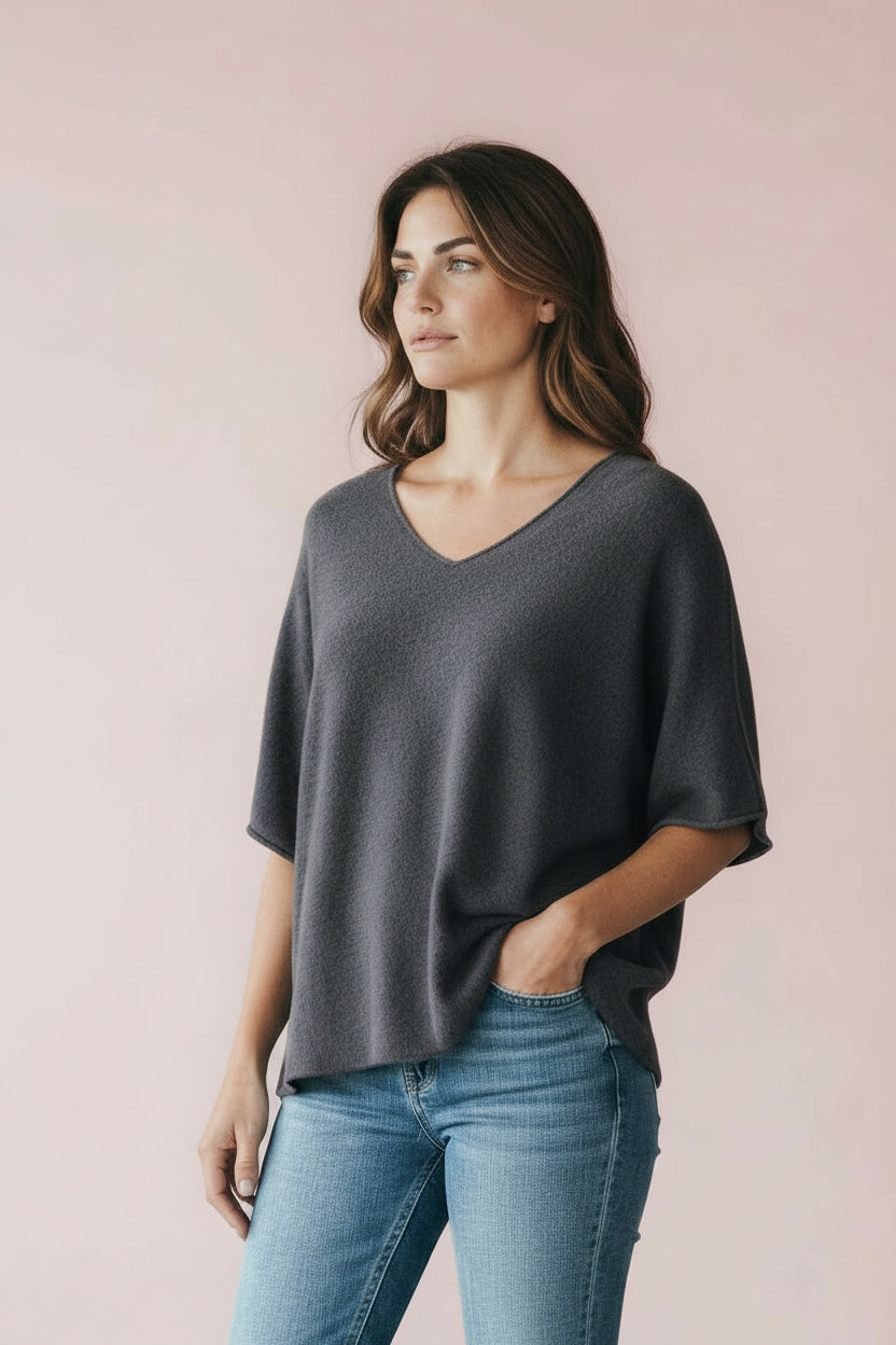 Produktfoto Pullover in Anthracit mit V-Ausschnitt und Halbarm vom Hamburger Modelabel stegmann mode