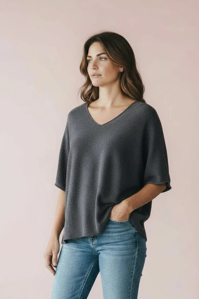Produktfoto Pullover in Anthracit mit V-Ausschnitt und Halbarm vom Hamburger Modelabel stegmann mode