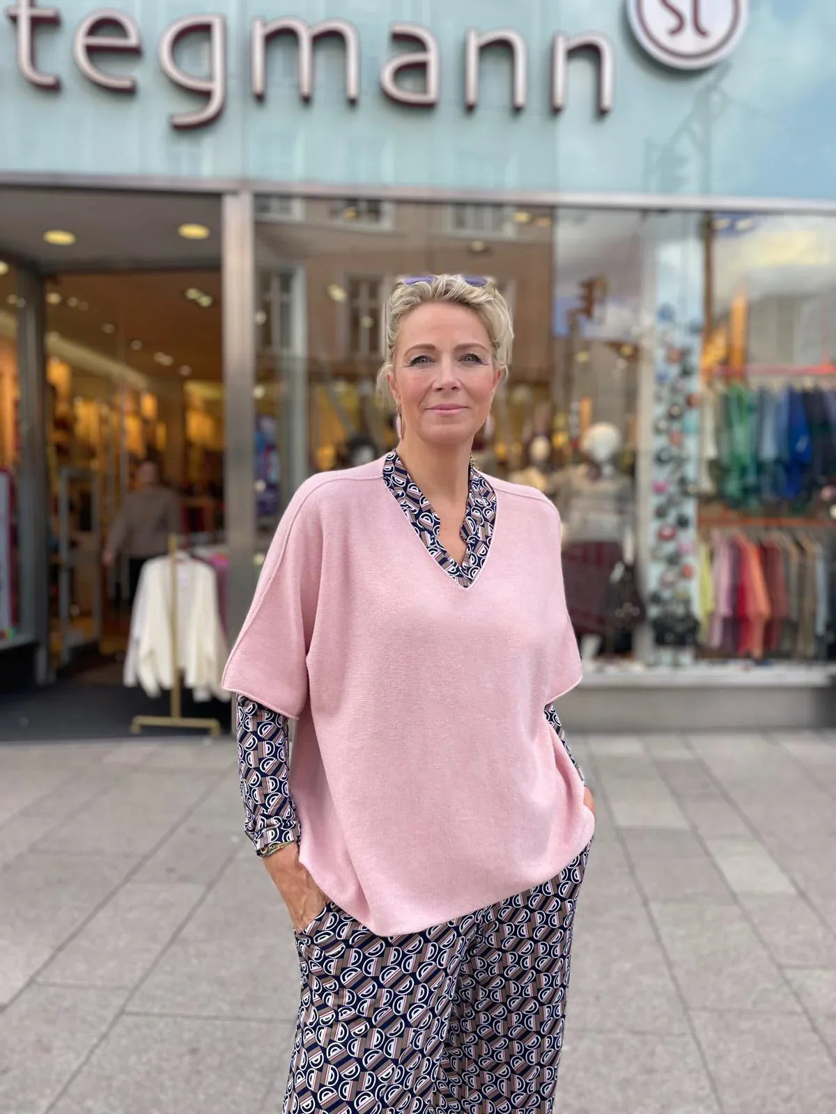 Stefanie vor Ladengeschäft im Pullover Lucy vom Hamburger Modelabel stegmann mode