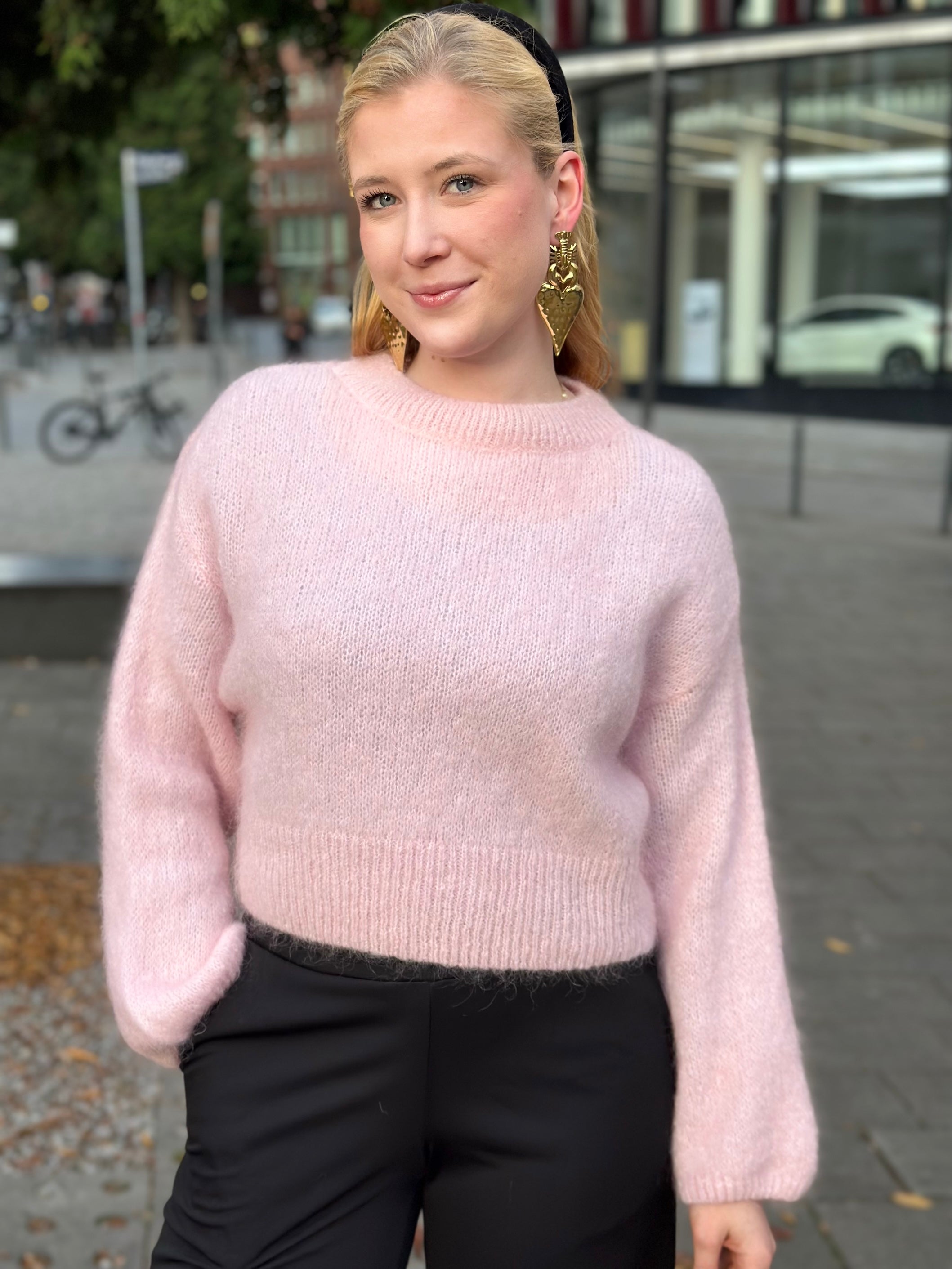 Junge Frau im kurzen Pullover Maja in der Farbe Rosa vom Hamburger Modelabel stegmann mode