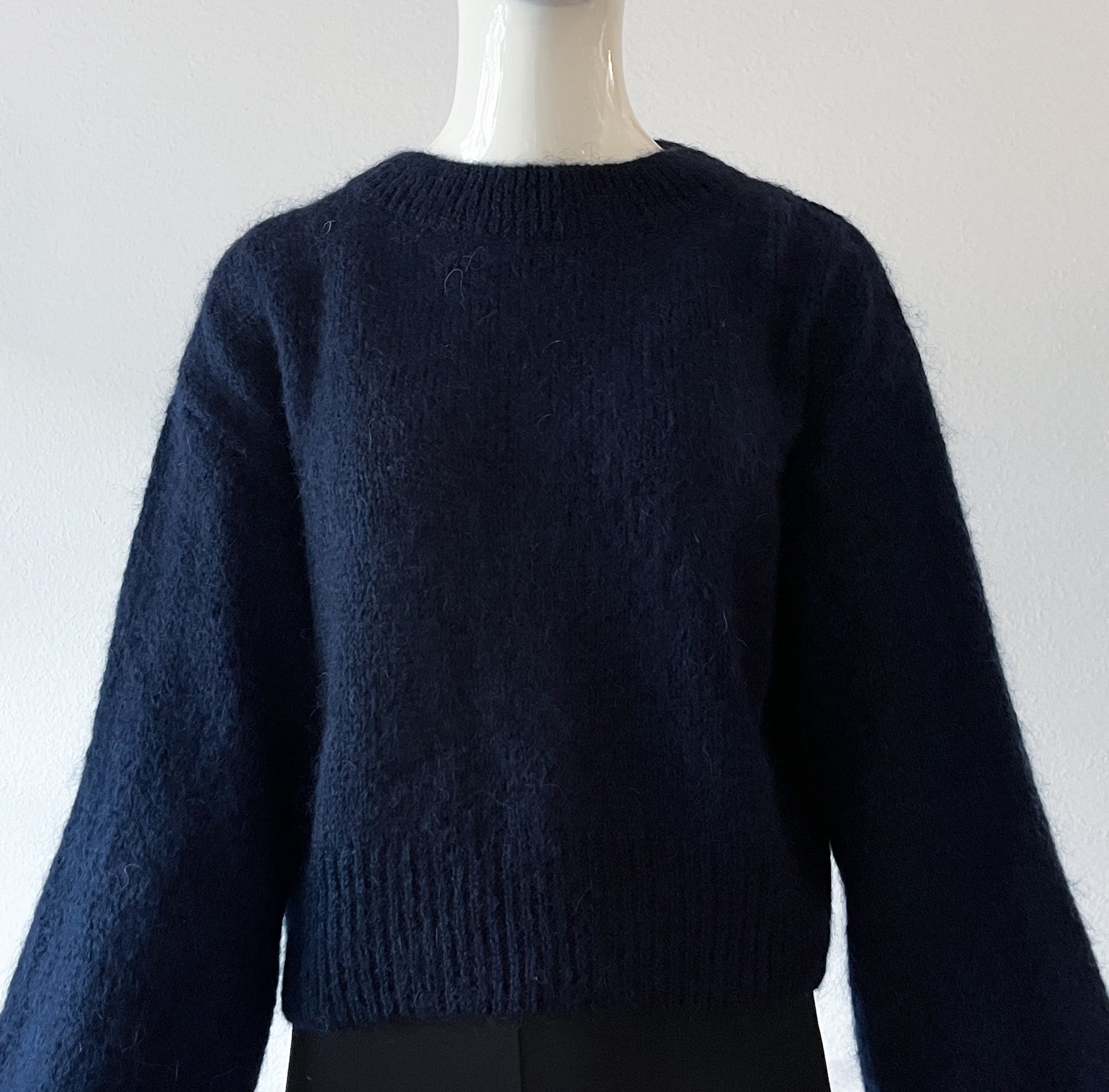 Produktfoto kurzer Pullover Maja in der Farbe Dunkelblau vom Hamburger Modelabel stegmann mode