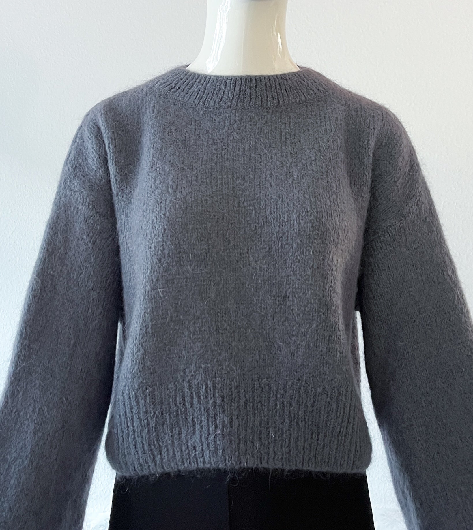 Produktfoto kurzer Pullover Maja in der Farbe Grau vom Hamburger Modelabel stegmann mode