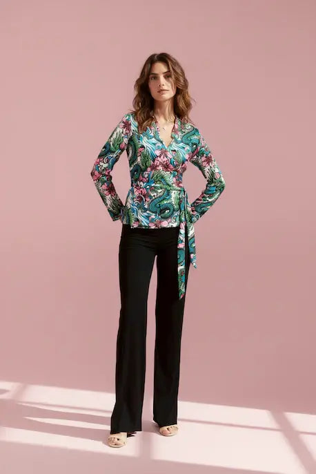 KI generiertes Modell im Studio in der Bluse Mari im Print Dragon vom Hamburger Modelabel stegmann mode