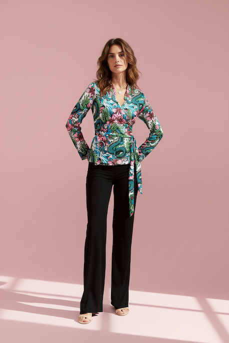 KI generiertes Modell im Studio in der Bluse Mari im Print Dragon vom Hamburger Modelabel stegmann mode