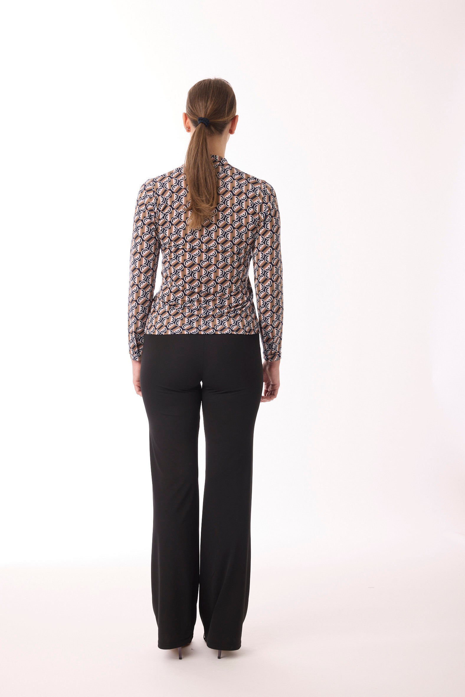 Kurze Bluse in Wickeloptik vom Hamburger Modellabel stegmann mode