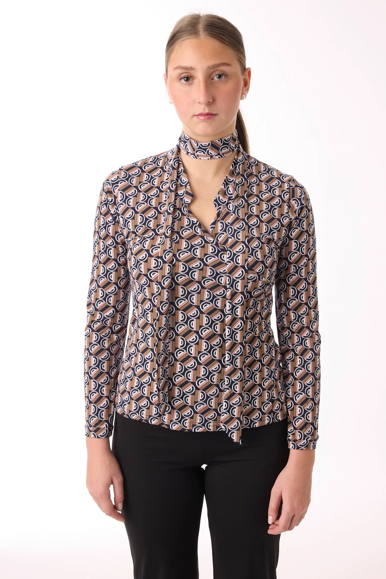 Kurze Bluse in Wickeloptik vom Hamburger Modellabel stegmann mode