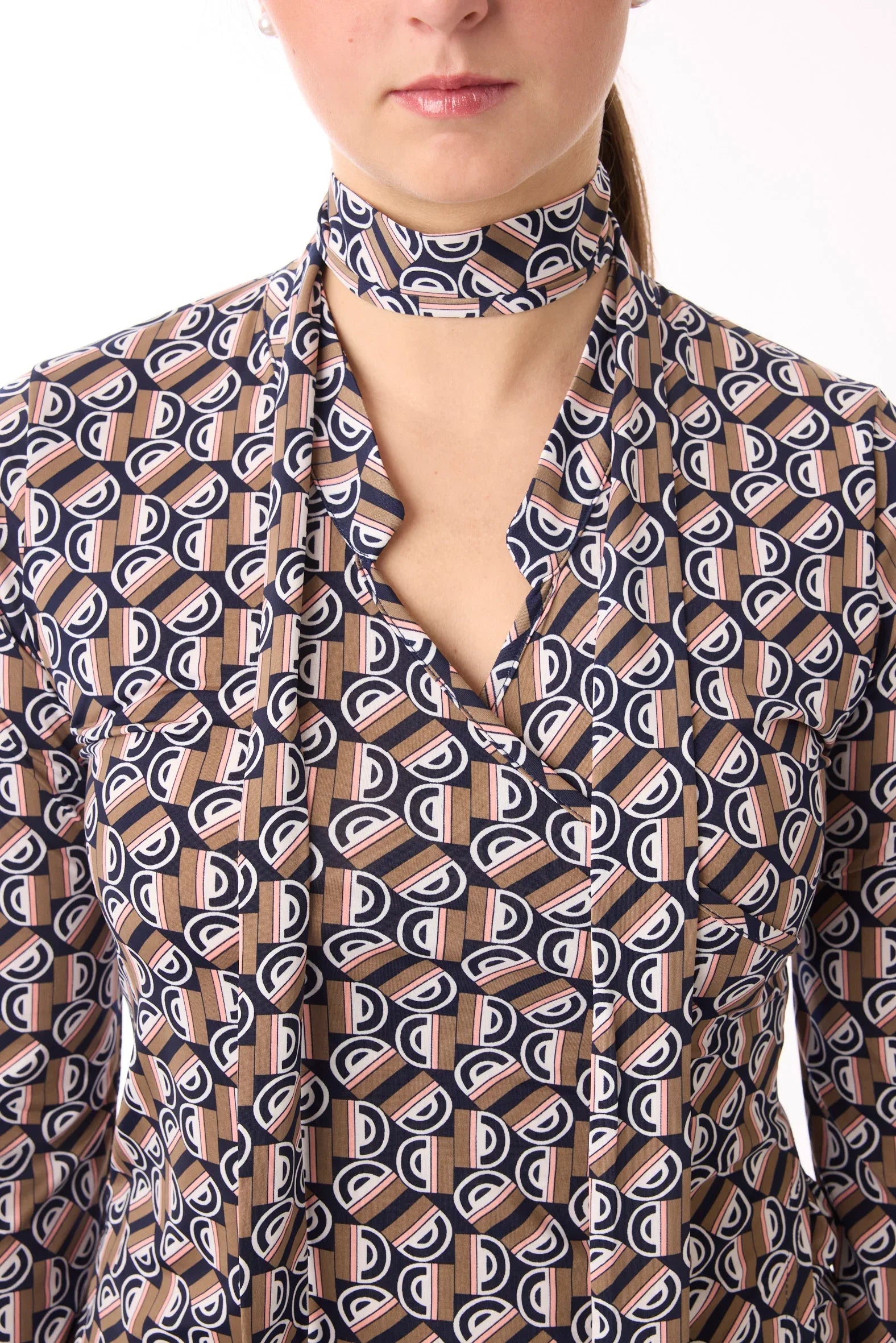 Kurze Bluse in Wickeloptik vom Hamburger Modellabel stegmann mode