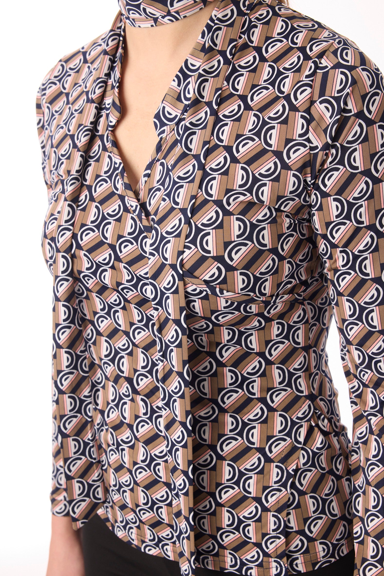 Kurze Bluse in Wickeloptik vom Hamburger Modellabel stegmann mode