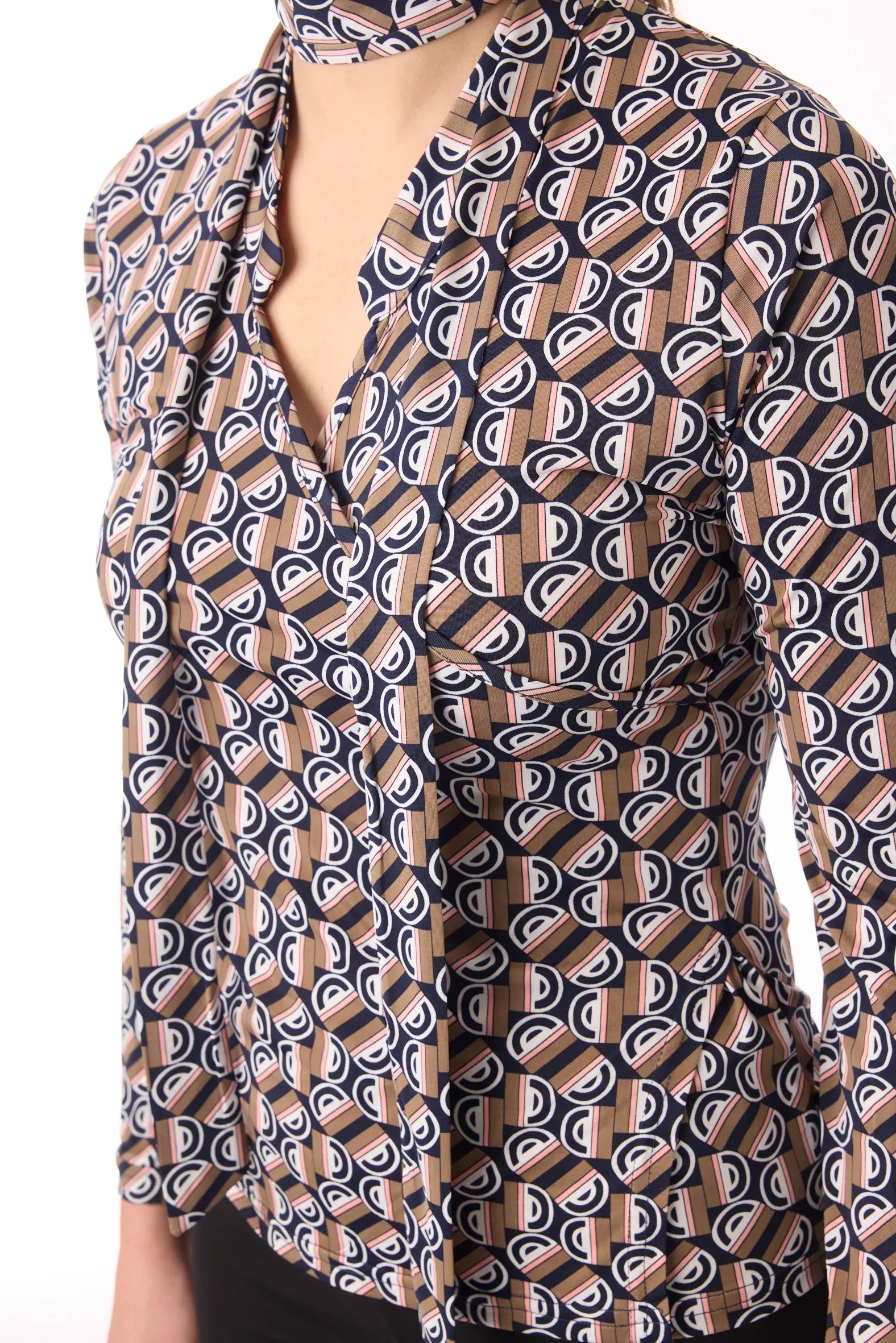 Kurze Bluse in Wickeloptik vom Hamburger Modellabel stegmann mode