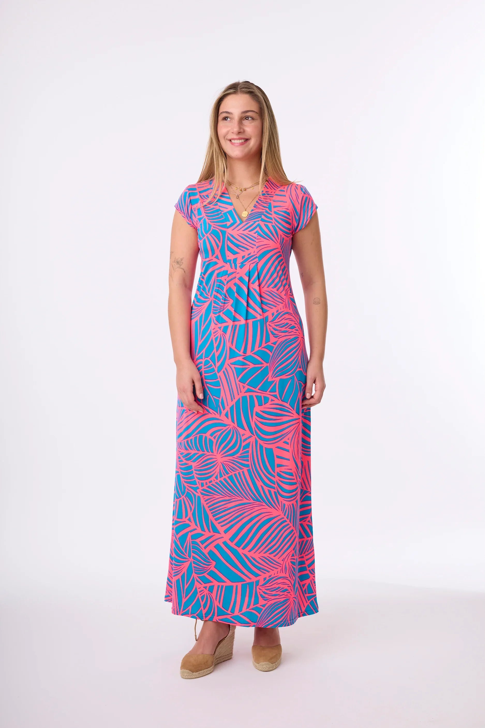 Langes Sommerkleid im Print Neon Leaf vom Hamburger Modelabel stegmann mode