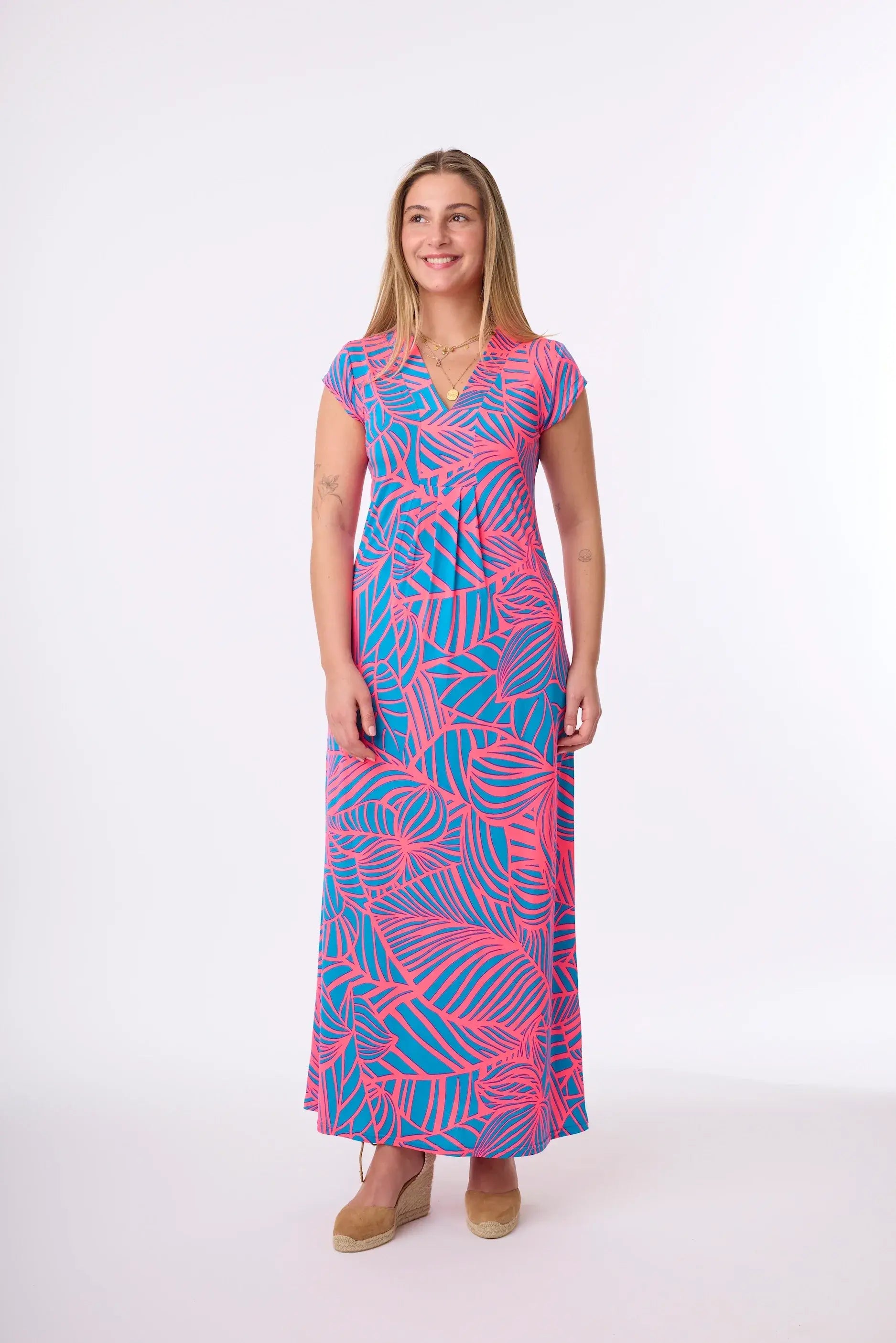 Langes Sommerkleid im Print Neon Leaf vom Hamburger Modelabel stegmann mode