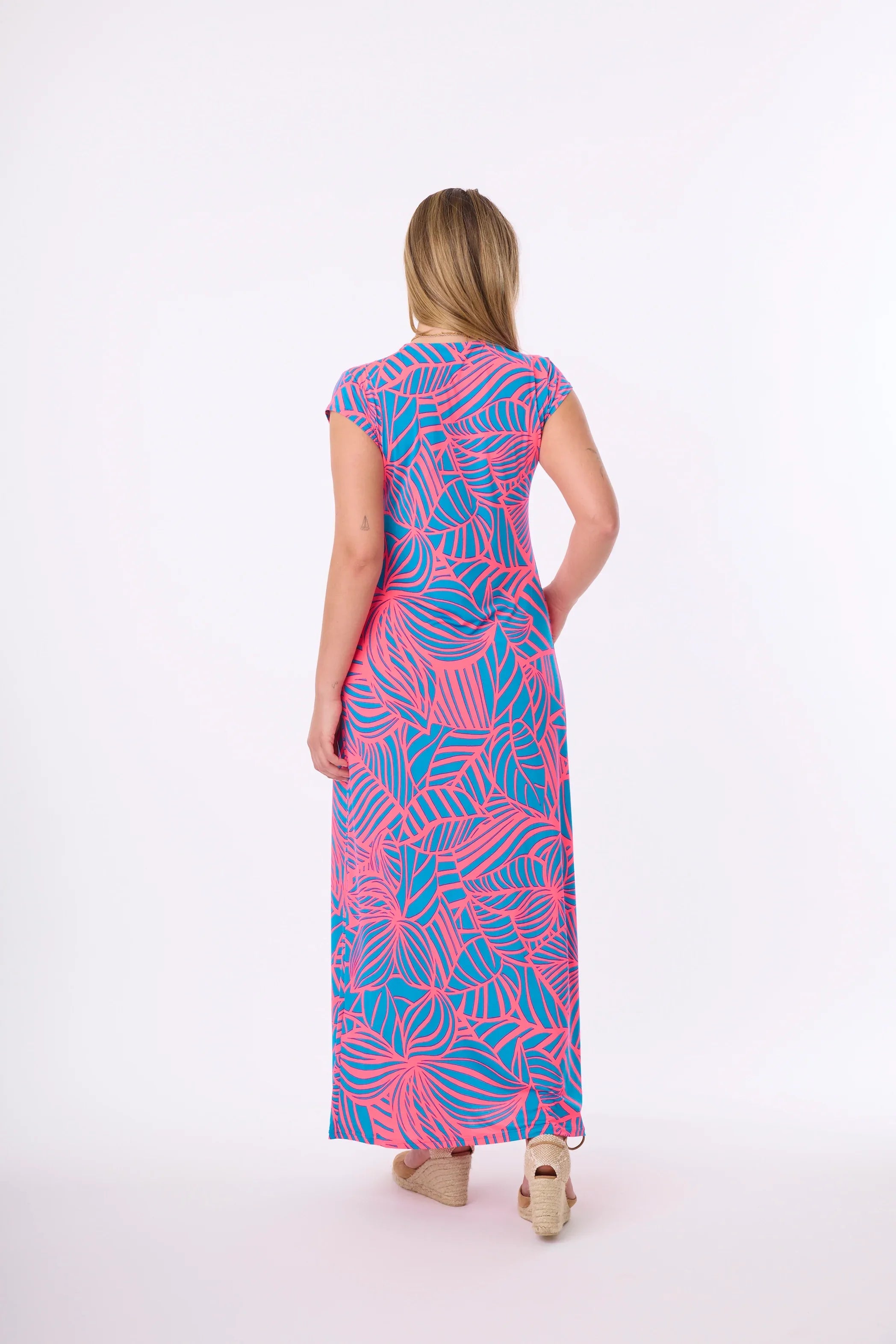 Langes Sommerkleid im Print Neon Leaf vom Hamburger Modelabel stegmann mode