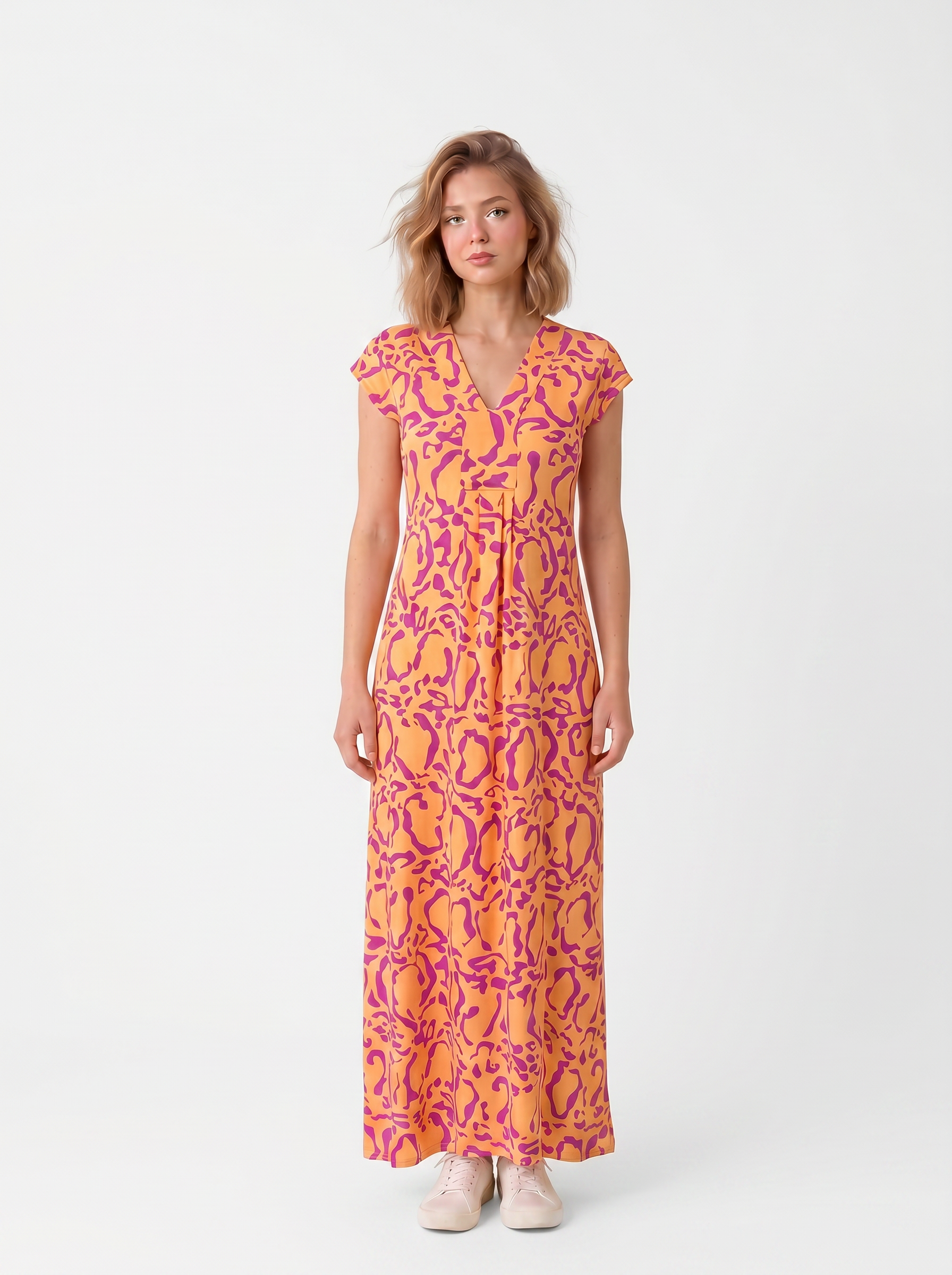 KI generiertes Modell im weißen Studio im Kleid Milu Longue im Print Panthere Orange vom Hamburger Modelabel stegmann mode