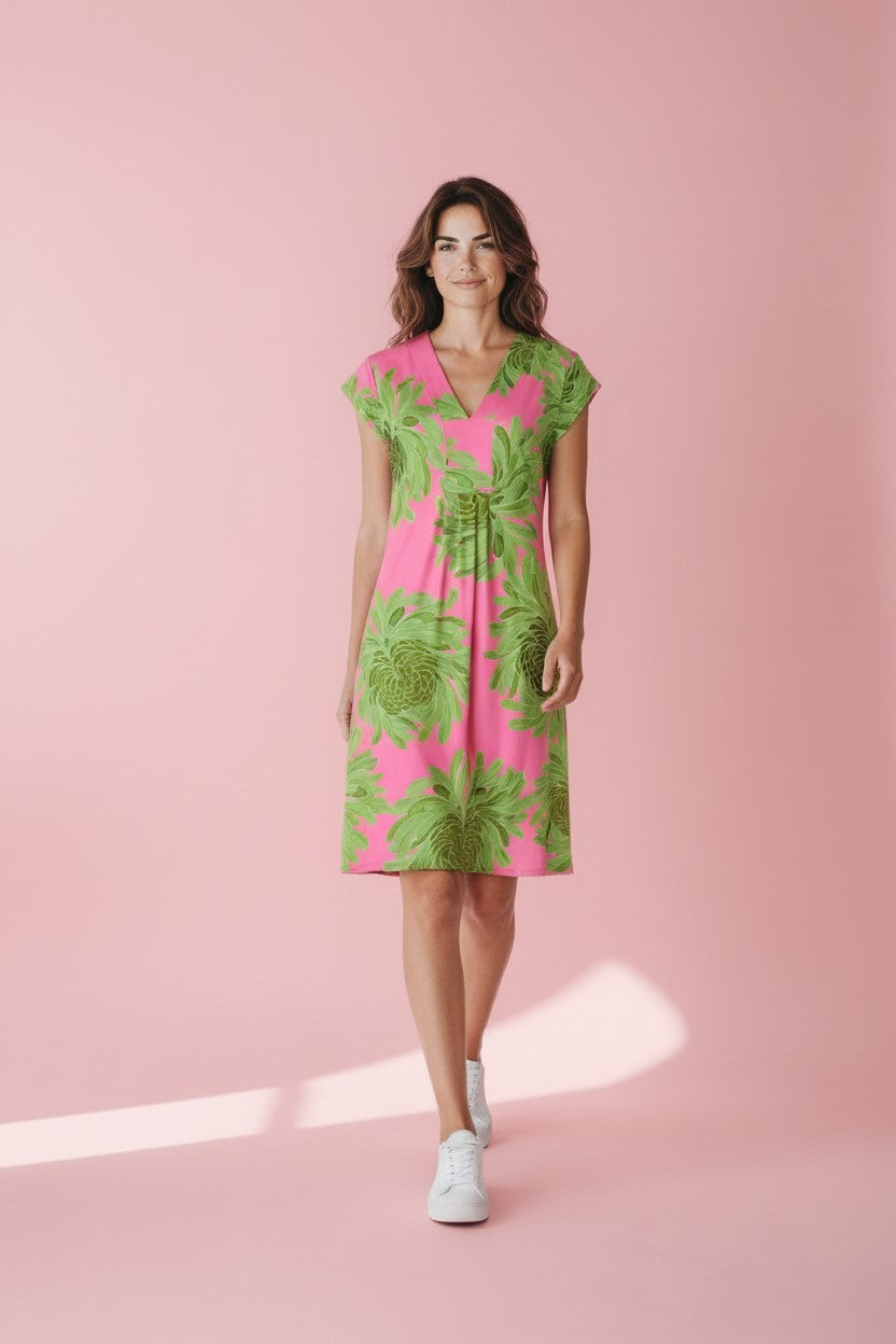 KI generiertes Modell im Studio im Kleid Milu Short im Print Crysantheme vom Hamburger Modelabel stegmann mode