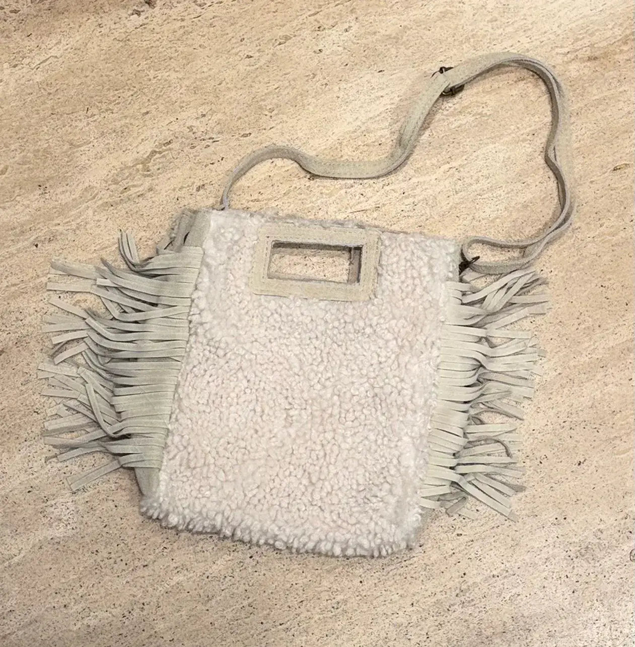 Produktfoto von der Tasche Moja im Design Lamm in der Farbe Beige vom Hamburger Modelabel stegmann mode