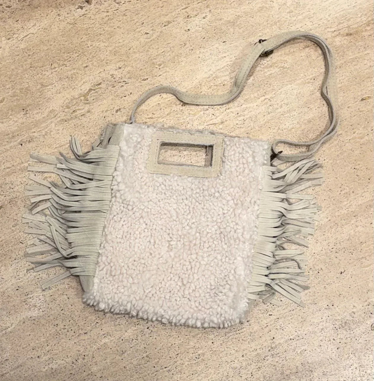 Produktfoto von der Tasche Moja im Design Lamm in der Farbe Beige vom Hamburger Modelabel stegmann mode