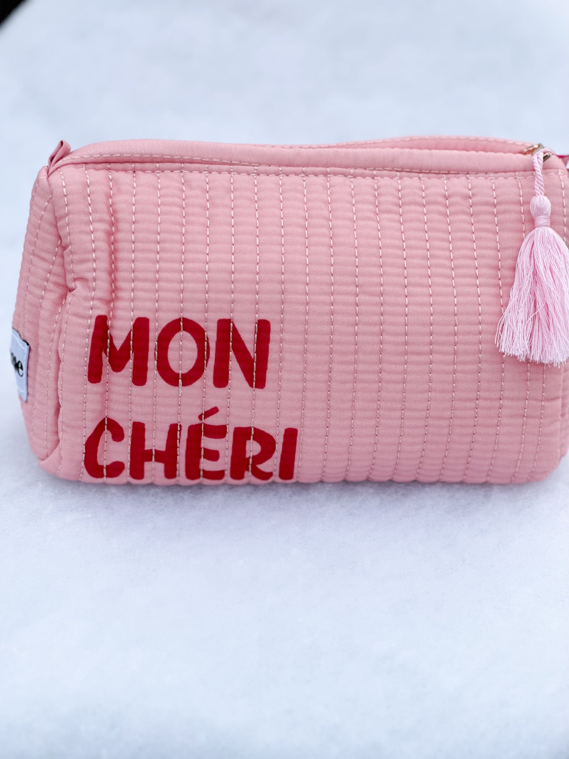 Produktfoto von Kosmetiktasche in der Farbe rosa mit Schriftzug "Mon Chéri" vom Hamburger Modelabel stegmann mode